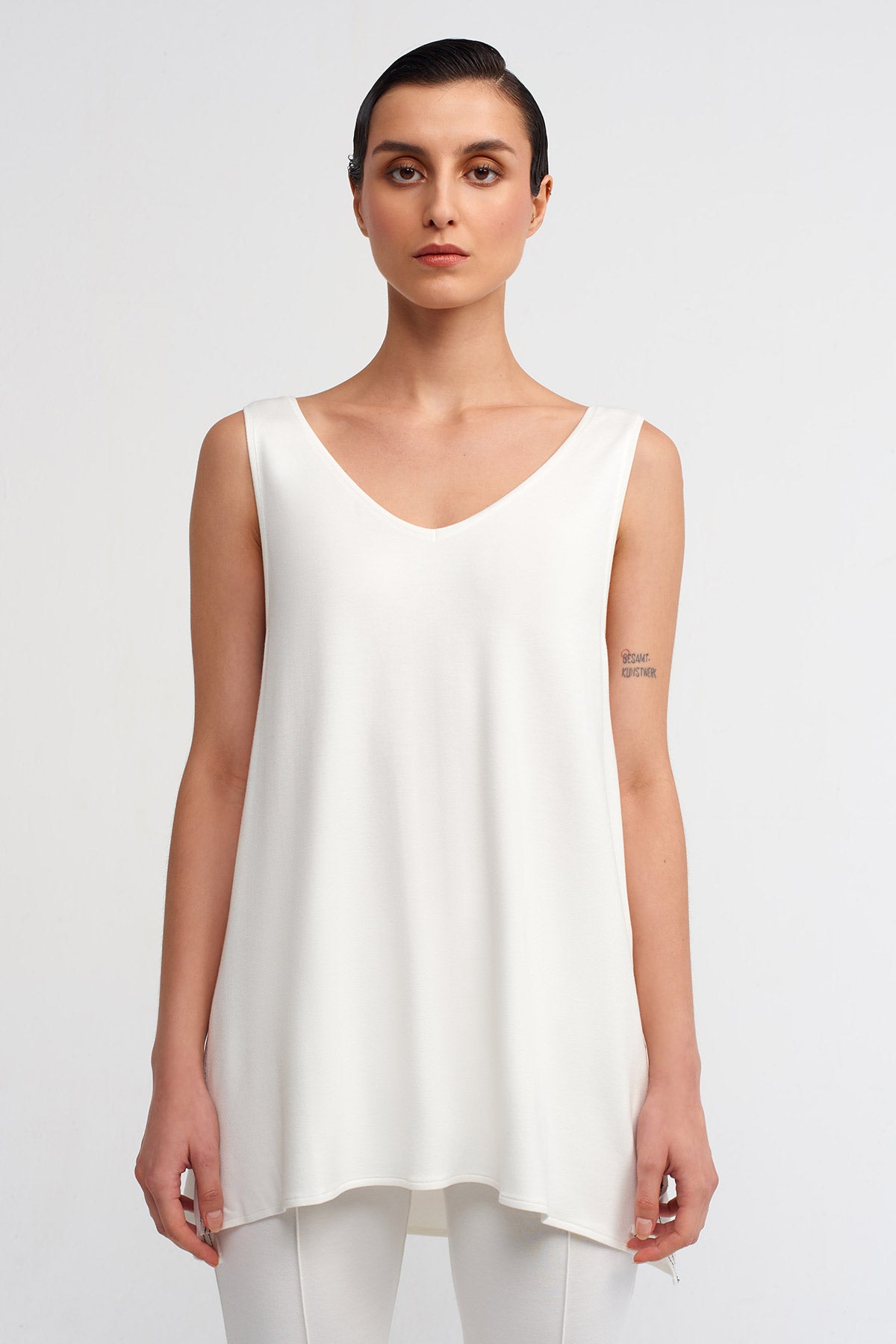 Beyaz / Siyah Kontrast Dikişli V Yaka T-Shirt -K231011048