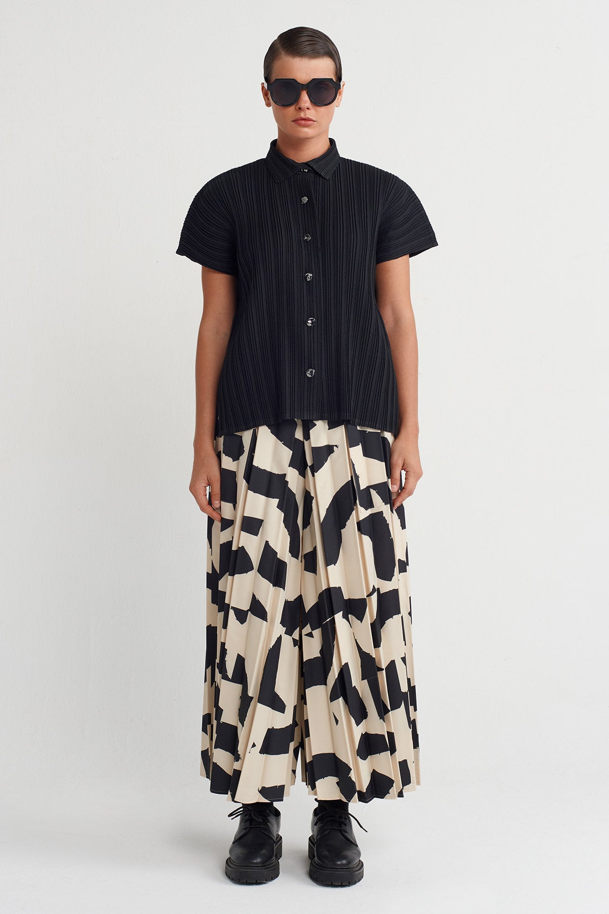 قميص أسود بأكمام قصيرة ومطوي - K251011009