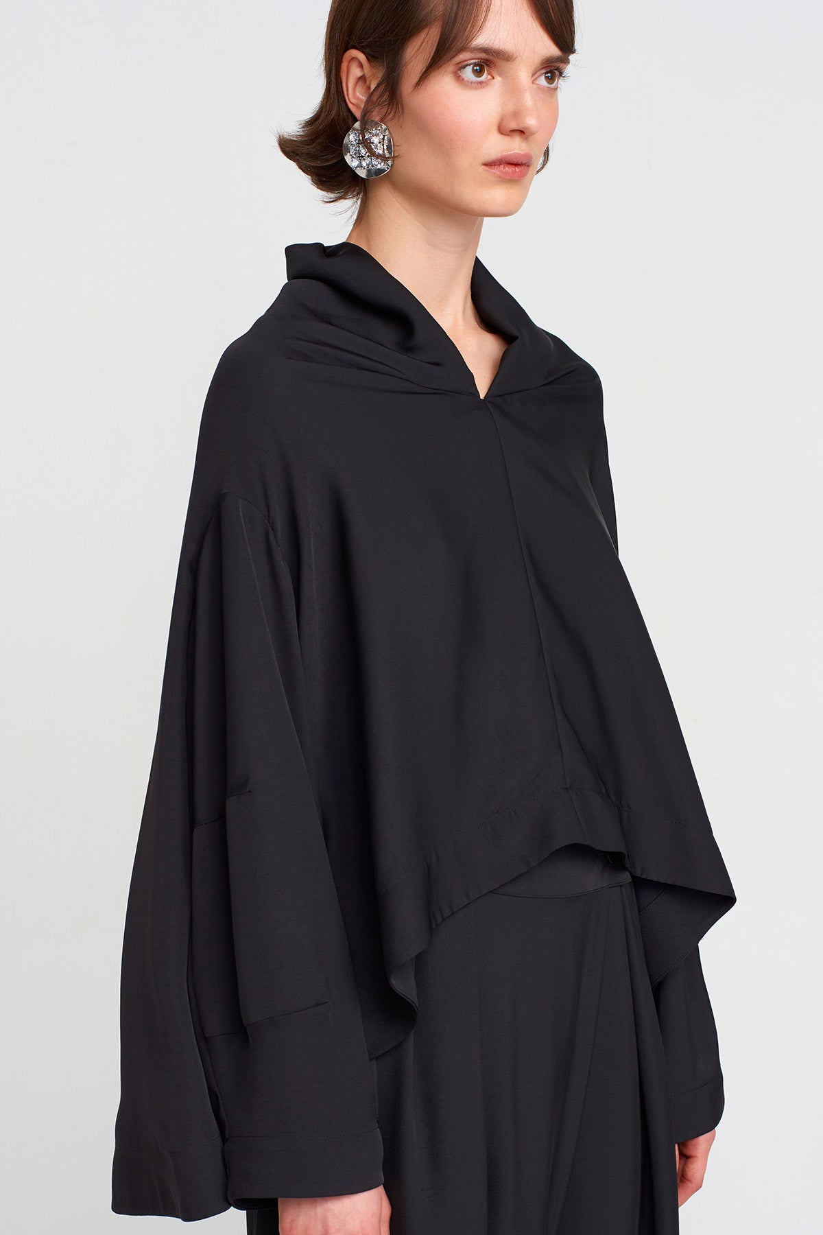 Siyah Düşük Omuzlu V Yaka Bluz-K251011036