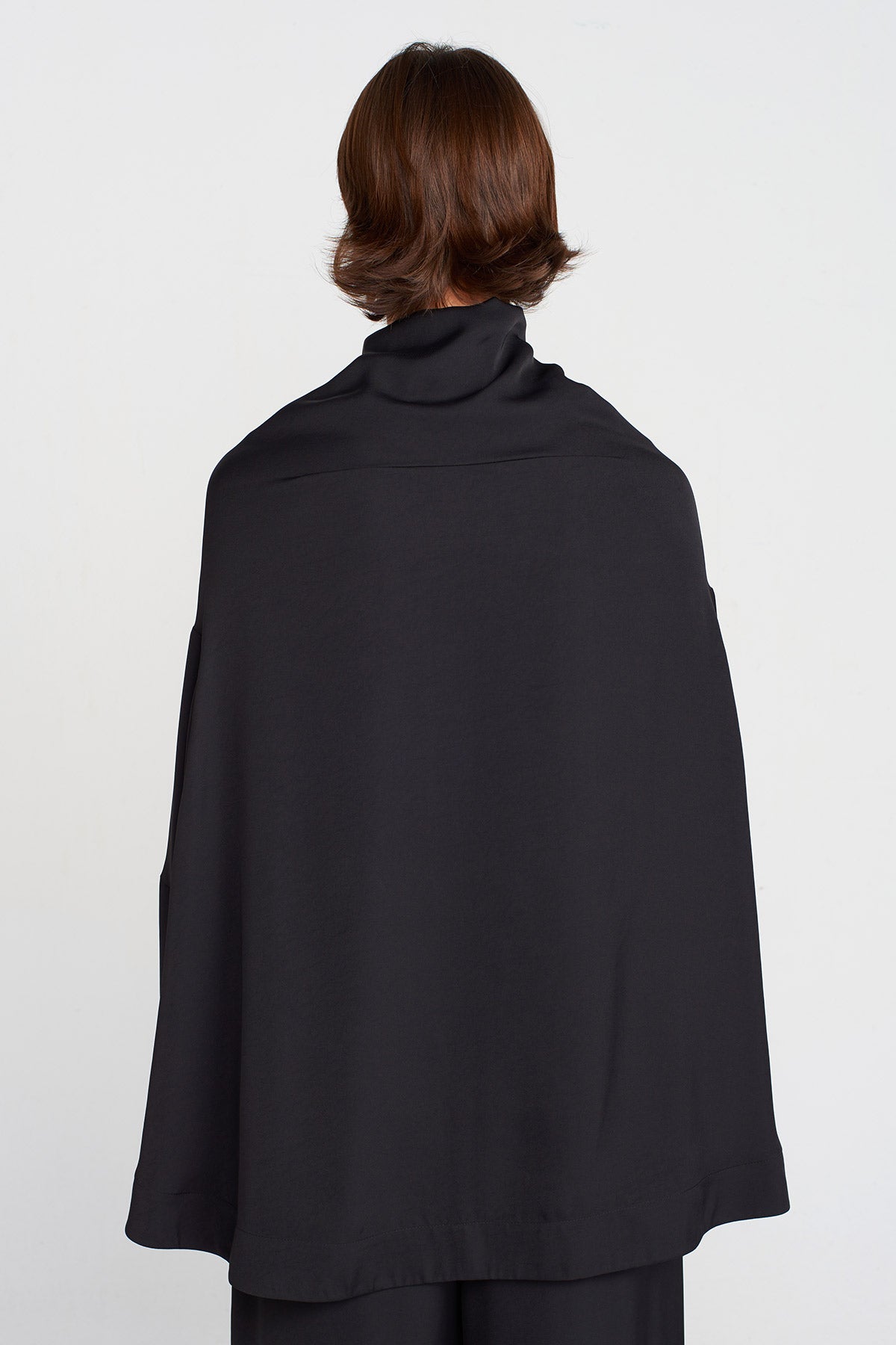 Siyah Düşük Omuzlu V Yaka Bluz-K251011036