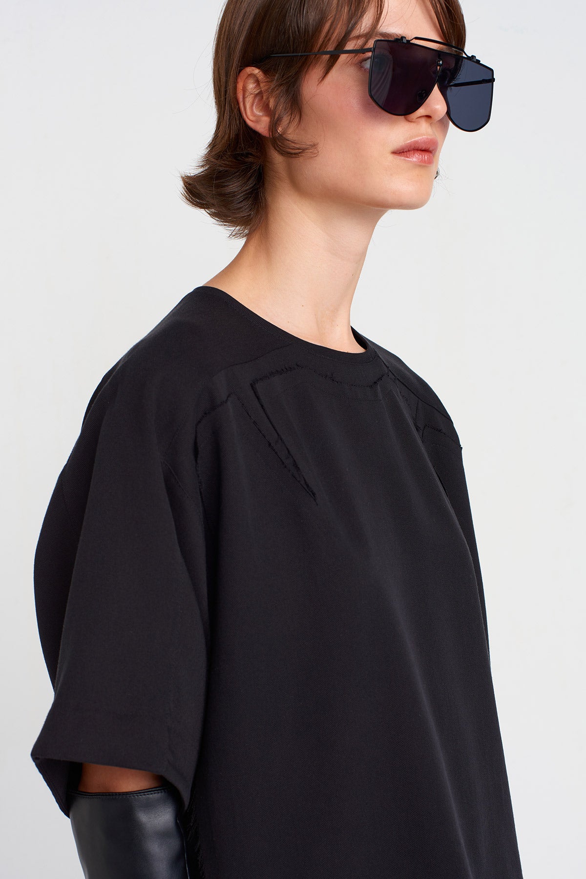 Siyah Arkası Düğmeli Basic Tshirt-K251011037