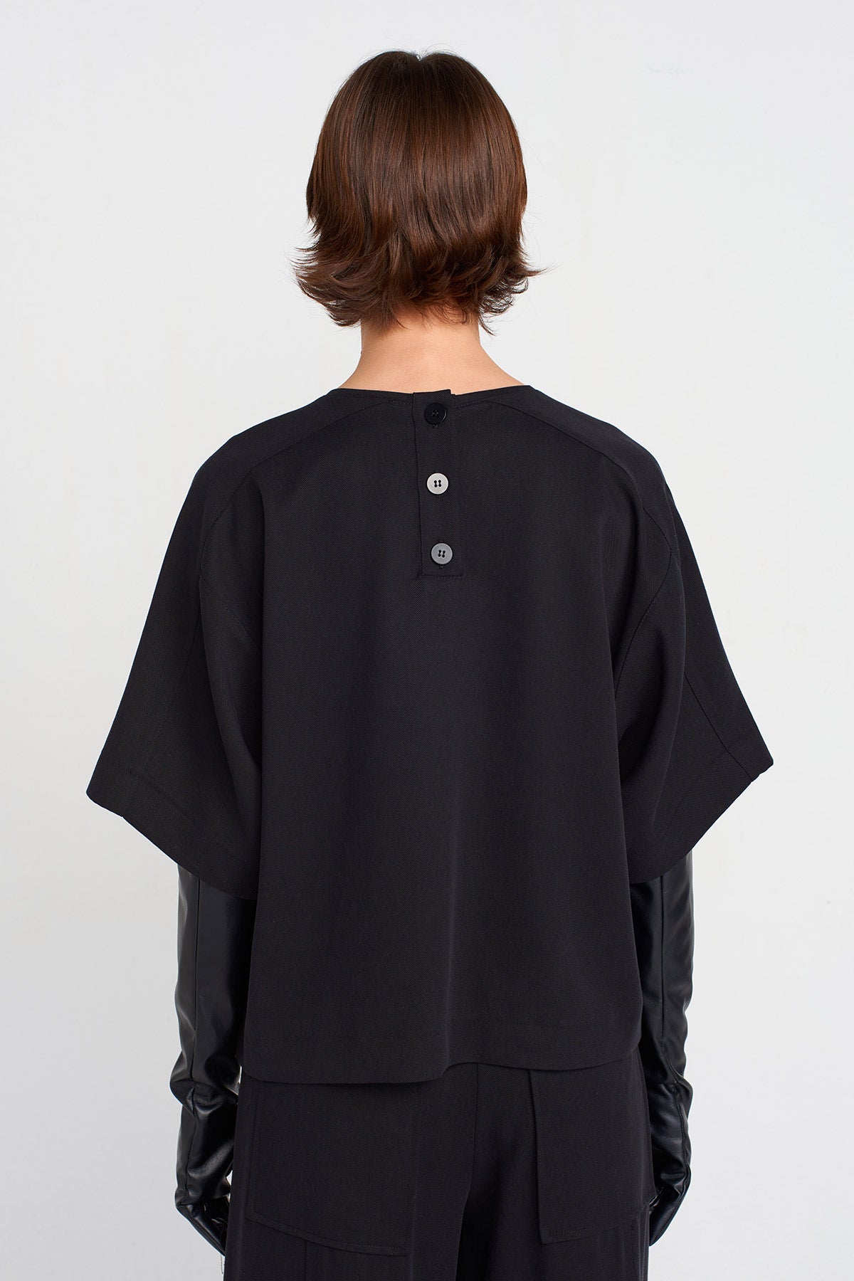 Siyah Arkası Düğmeli Basic Tshirt-K251011037