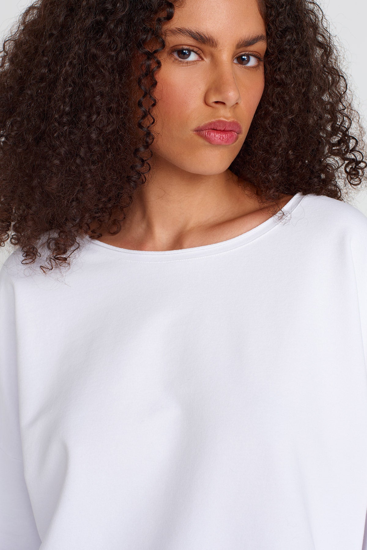 Kırık Beyaz Geniş Yaka Basic Sweatshirt-K251011061