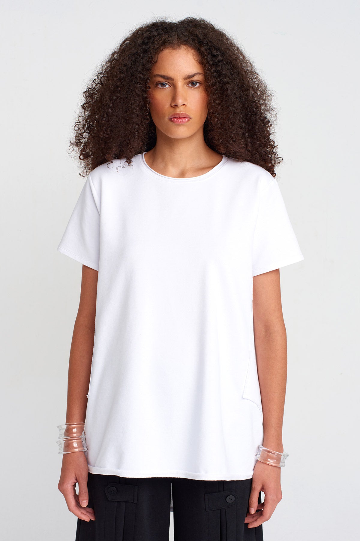 Kırık Beyaz Arkası Uzun Basic T-Shirt-K251011062