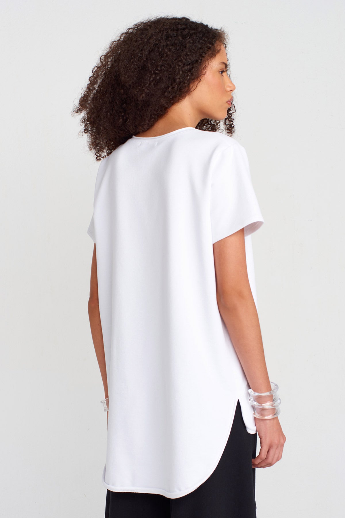 Kırık Beyaz Arkası Uzun Basic T-Shirt-K251011062