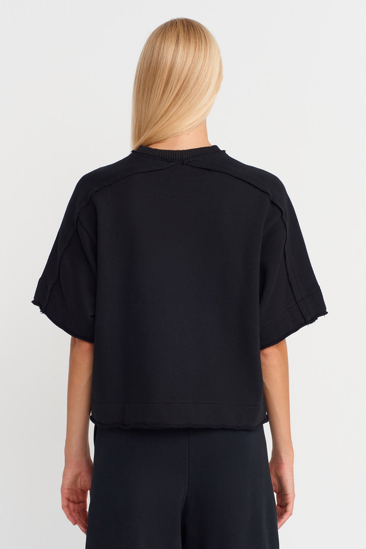 تي شيرت أسود بتفاصيل خياطة مقطوعة - K251011087