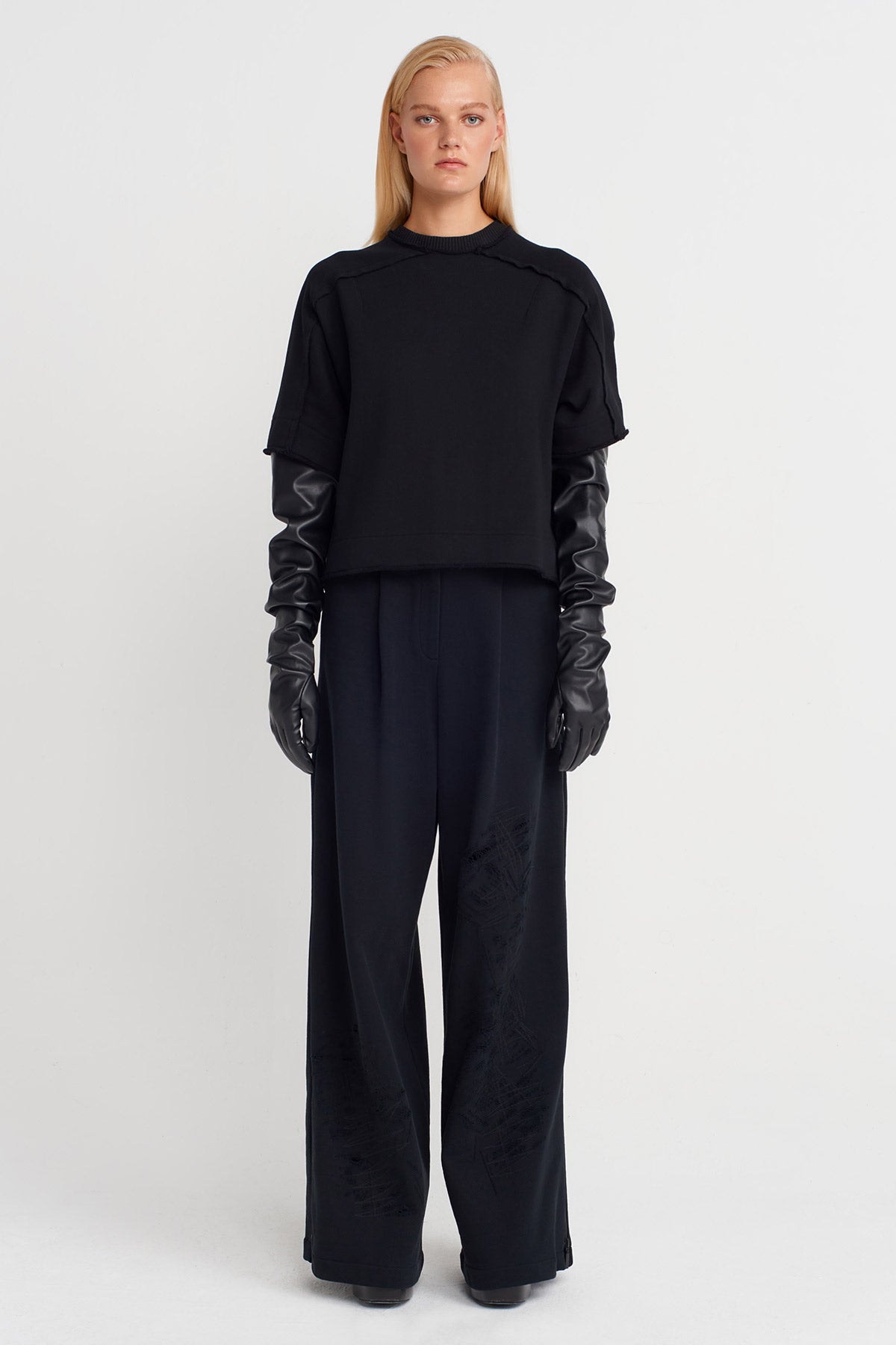 تي شيرت أسود بتفاصيل خياطة مقطوعة - K251011087