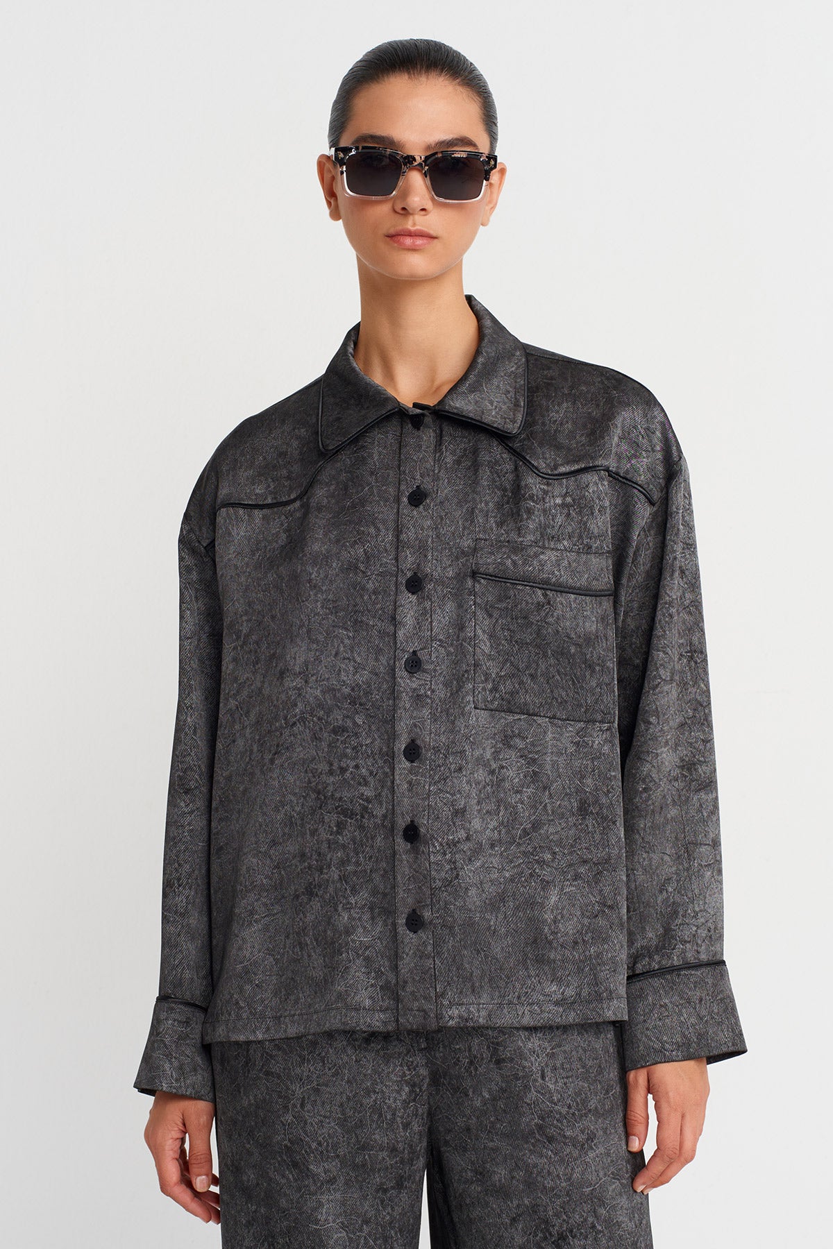 قميص كبير الحجم بتأثير مغسول باللون الأسود - K251011088