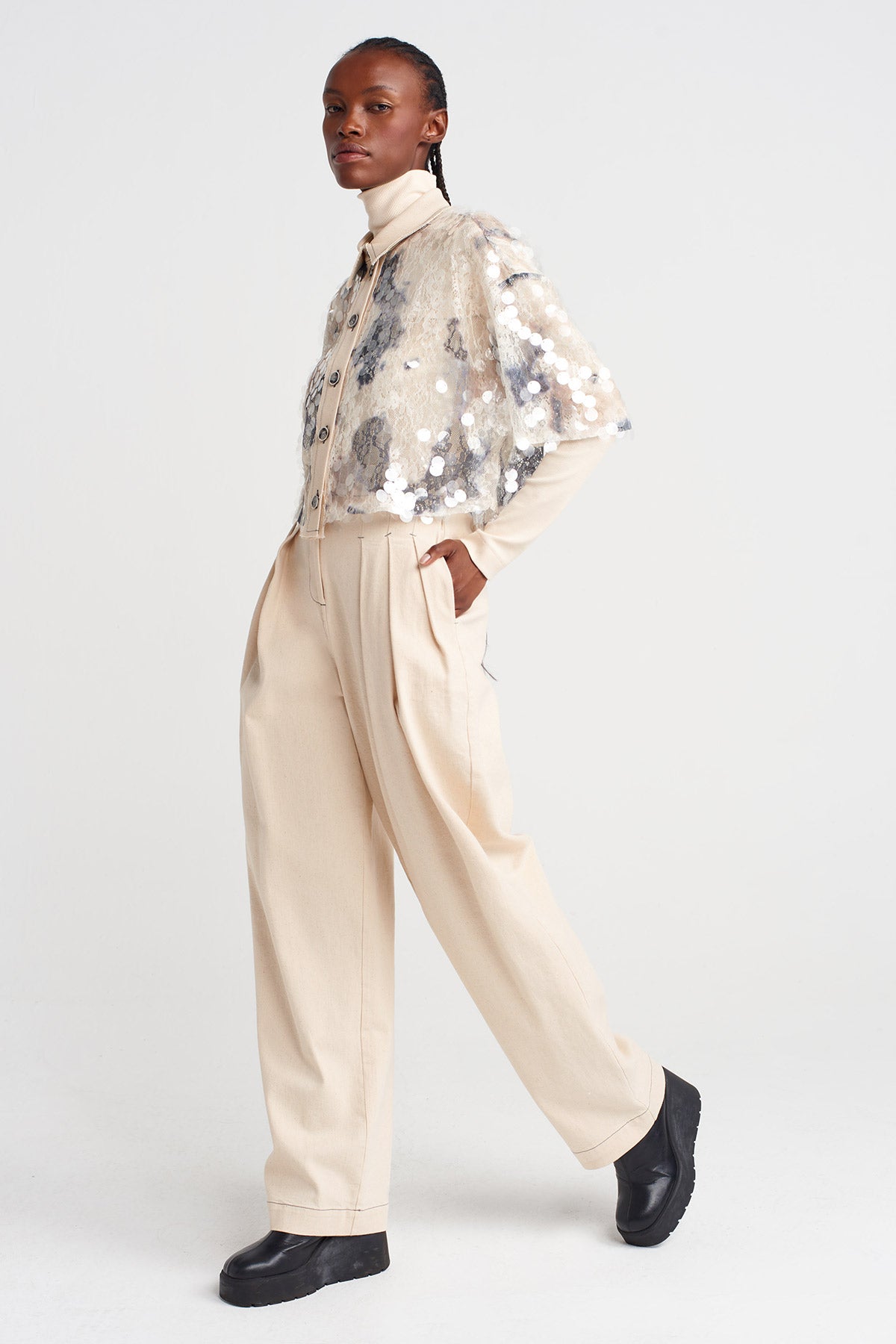 قميص قصير من قماش الغيبور المزين بالترتر - K251011101