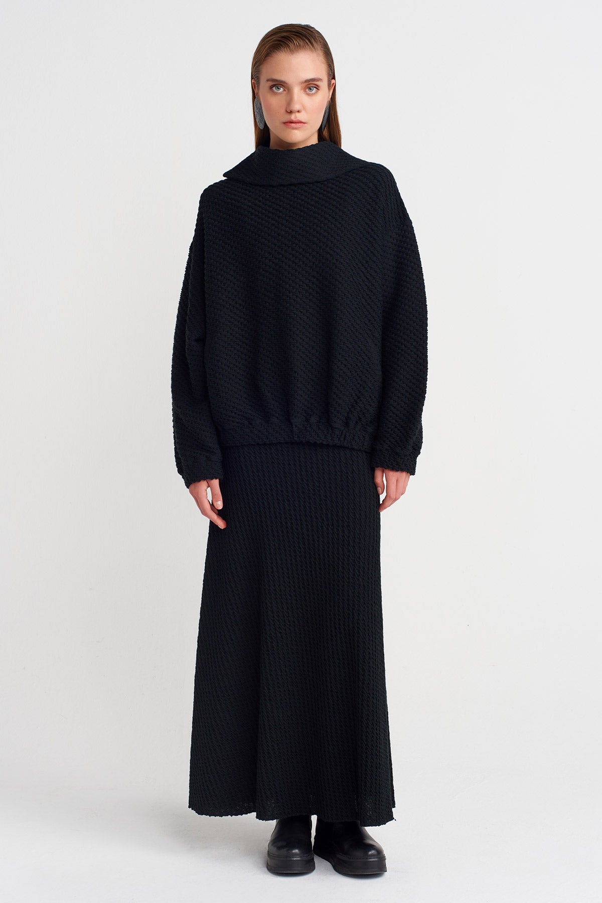 سويت شيرت أسود منقوش بنقشة جاكار-K251011109