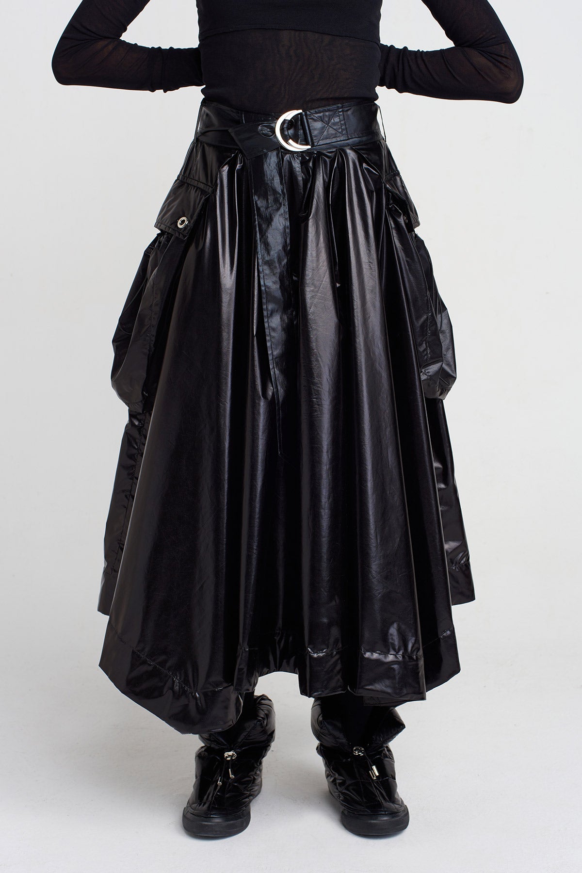 Siyah Kemerli ve Cepli Parlak Etek-K252012010