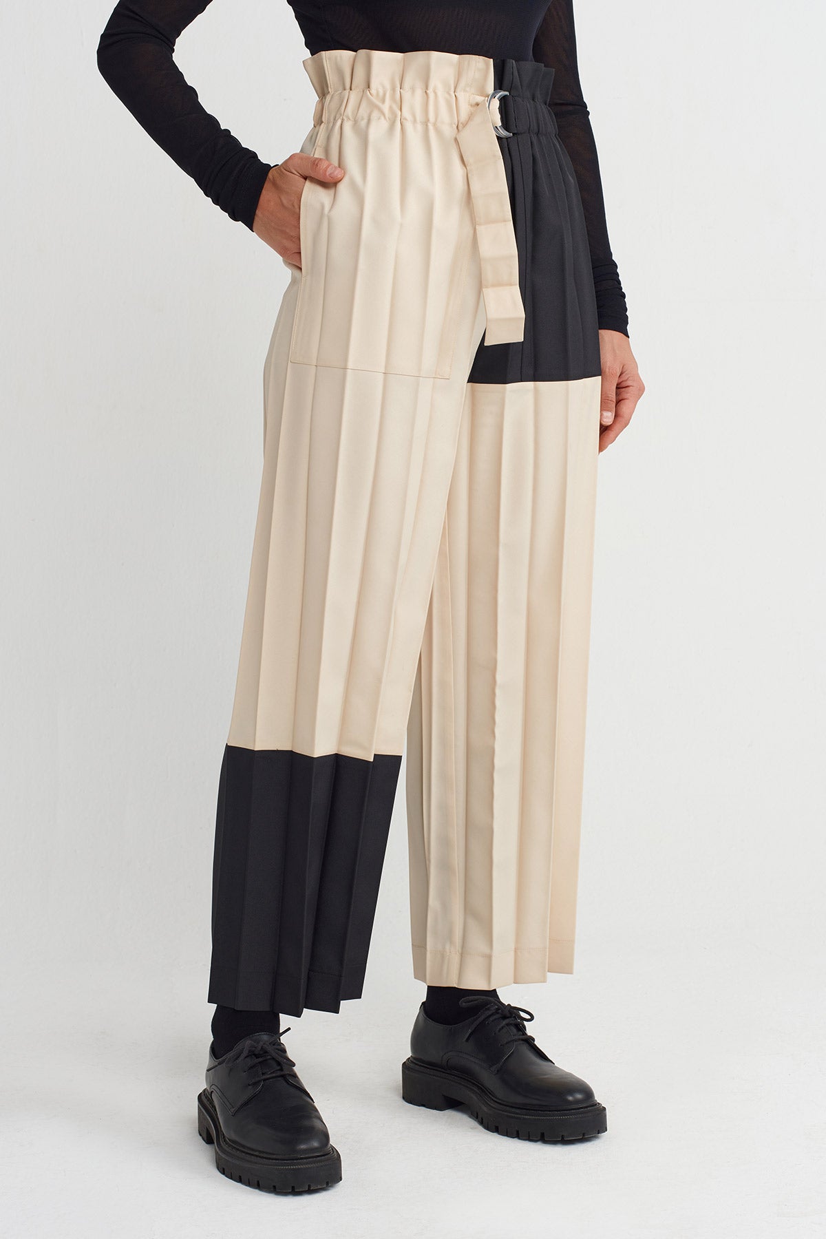 Natur/Black Color Block Pleated Trousers-K253013008