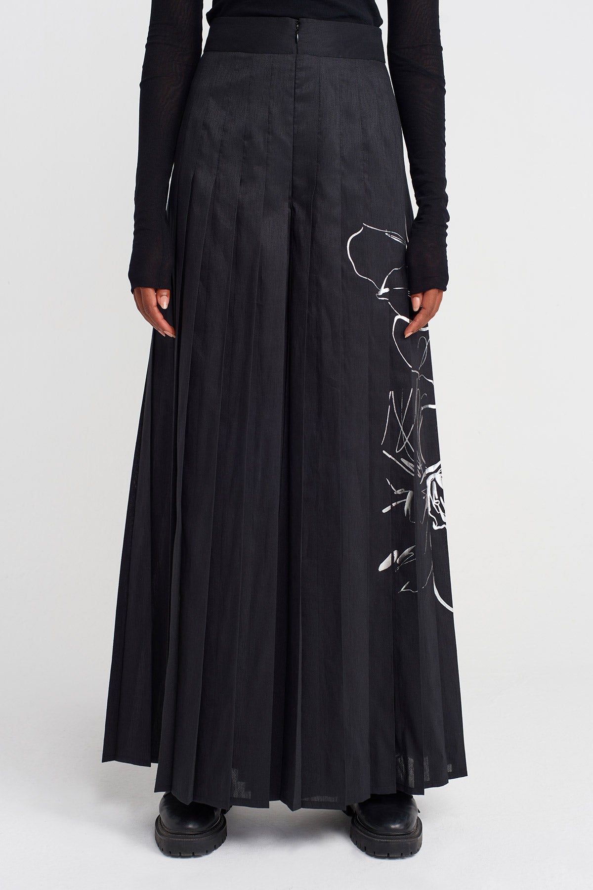 Siyah/Silver Baskılı Bol Pileli Pantolon-K253013047