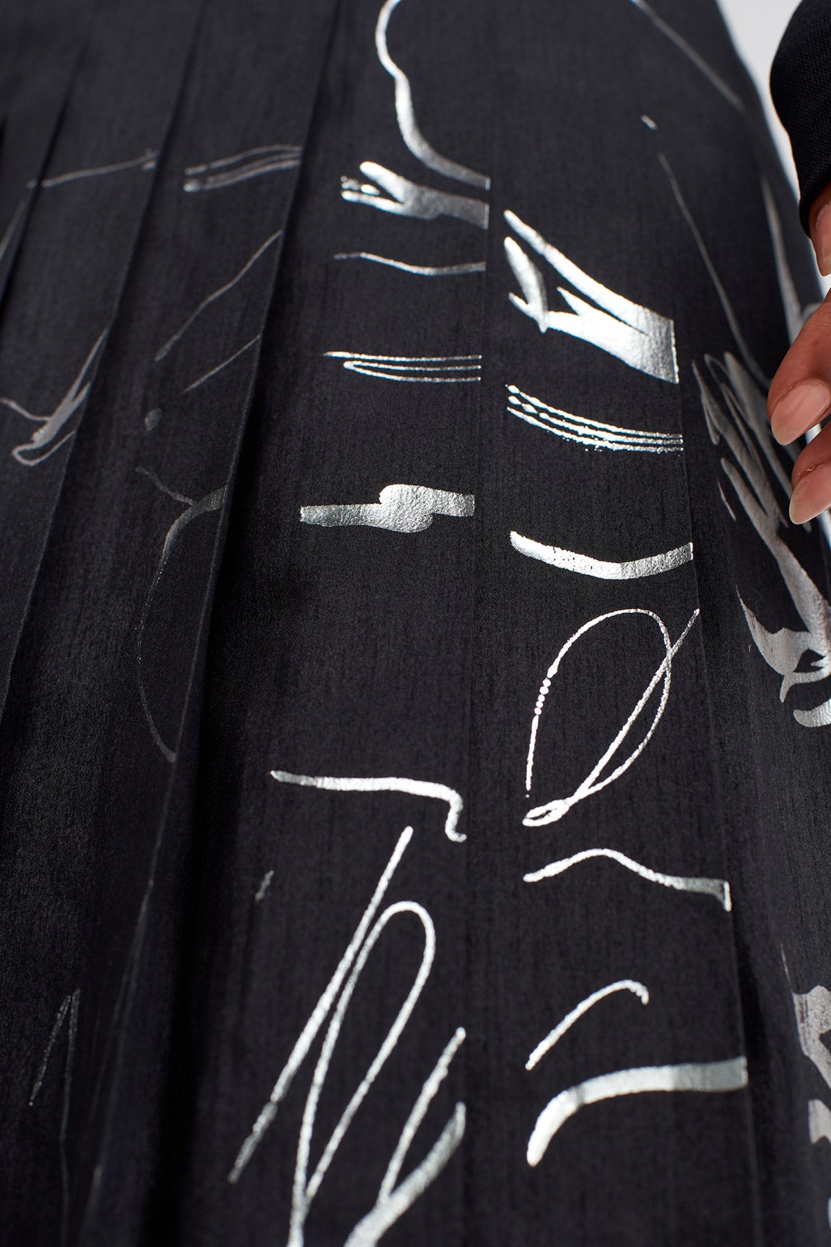 Siyah/Silver Baskılı Bol Pileli Pantolon-K253013047