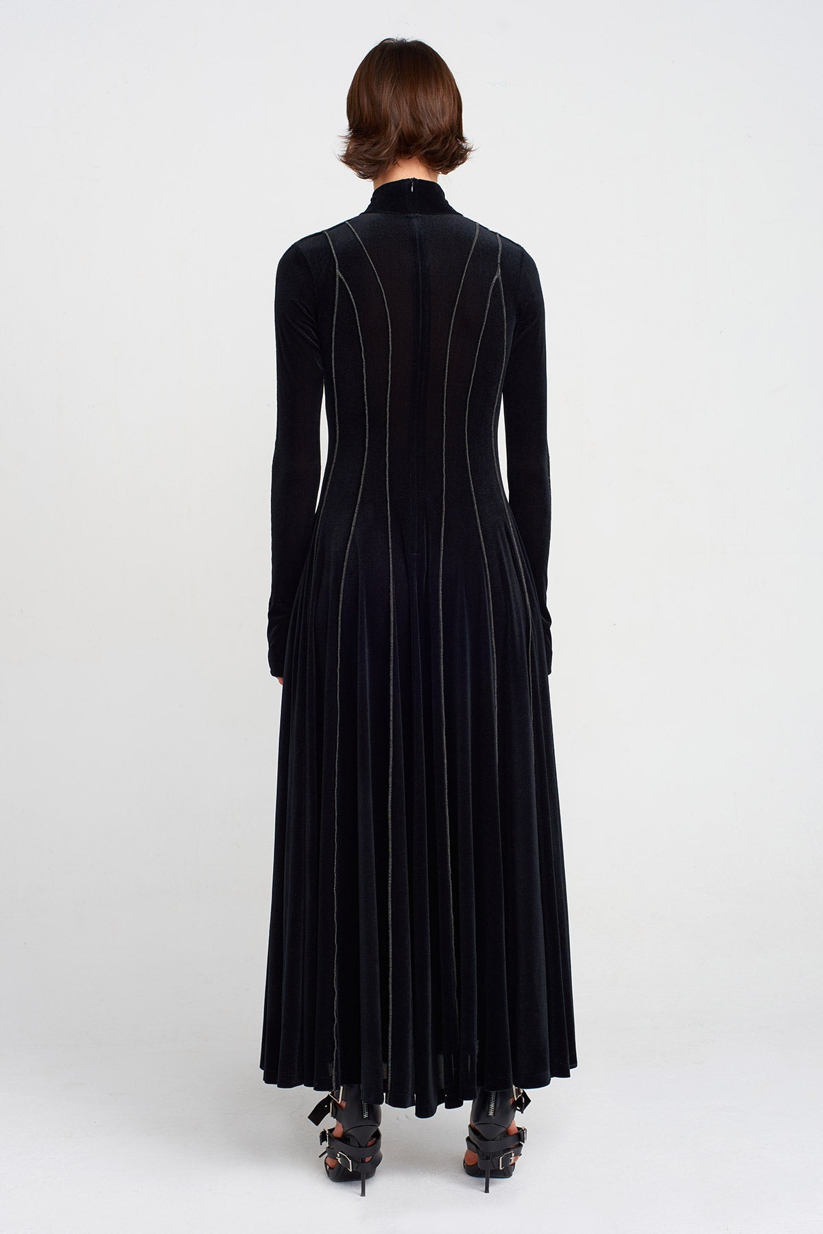 Siyah Dikiş Detaylı Uzun Kadife Elbise-K254014032