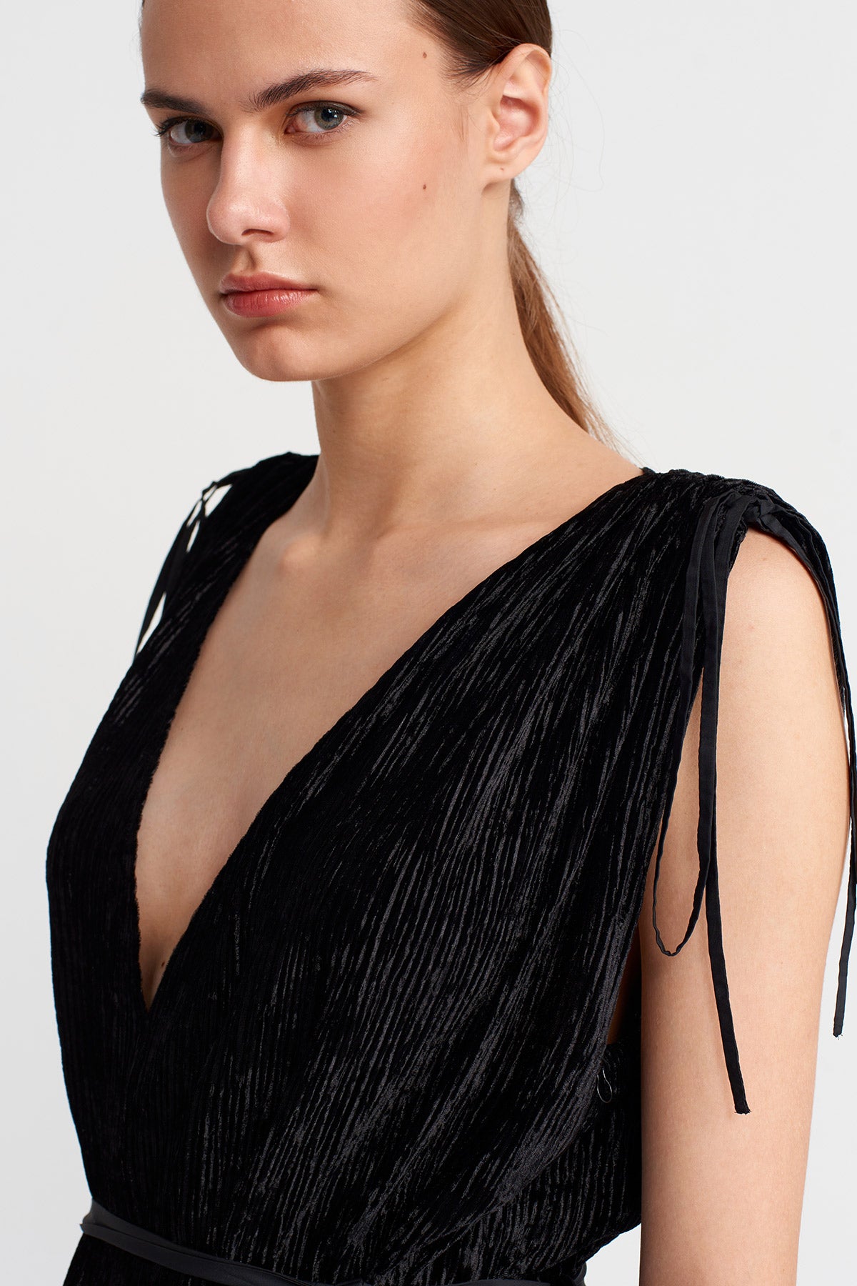 Siyah Fitilli Kadife Volanlı Mini Elbise-K254014093