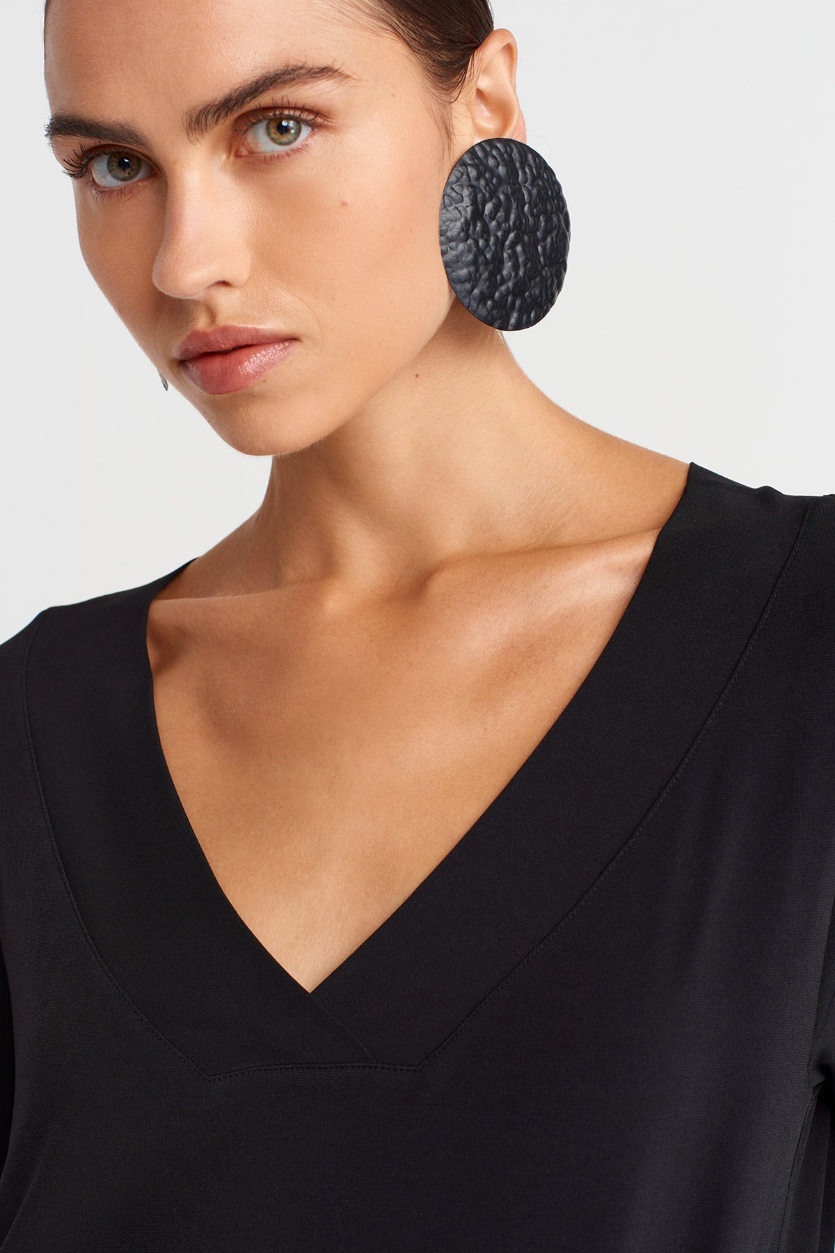 فستان جيرسي أسود بفتحة رقبة على شكل حرف V-K254014106