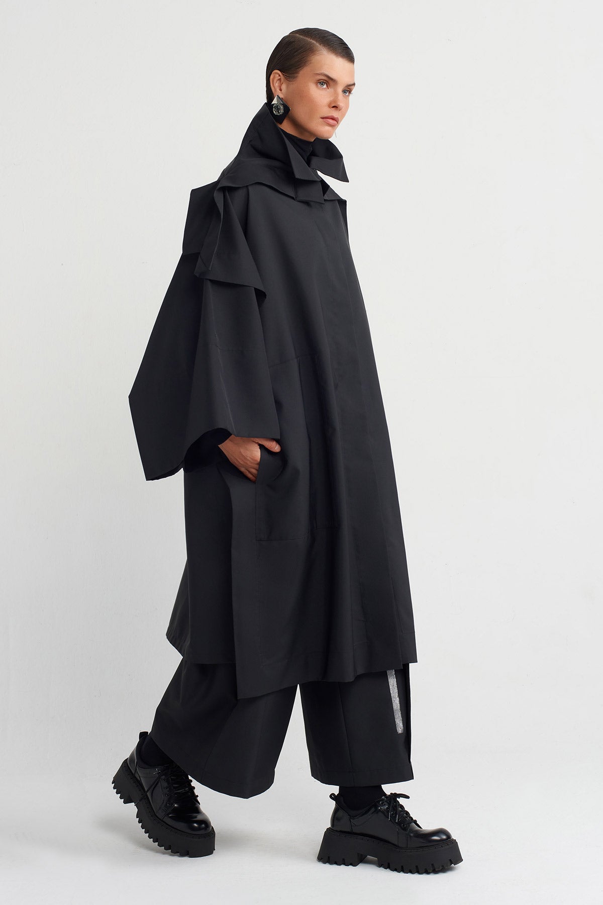 Siyah Metalik Detaylı Katmanlı Trençkot-K255015004