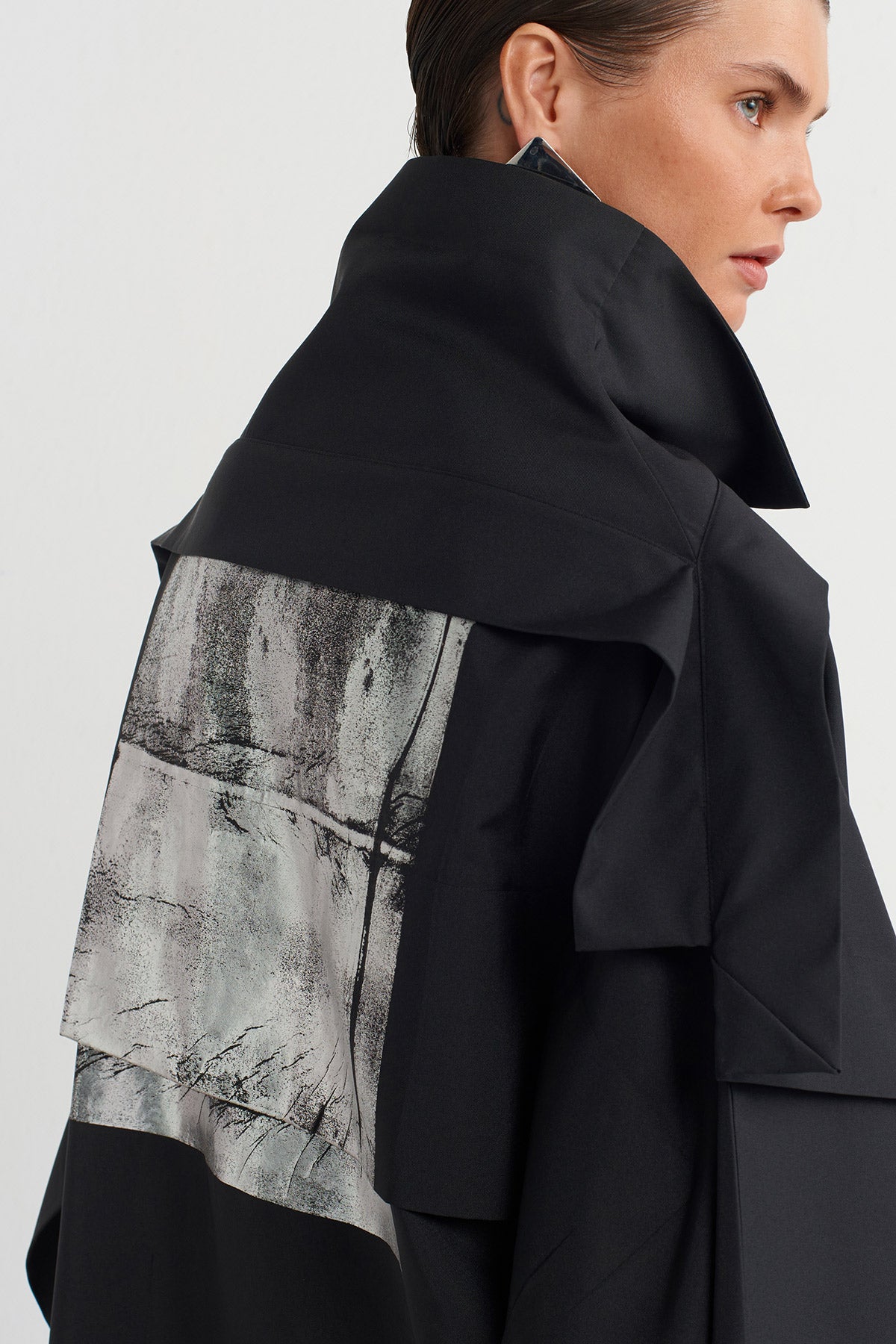 Siyah Metalik Detaylı Katmanlı Trençkot-K255015004