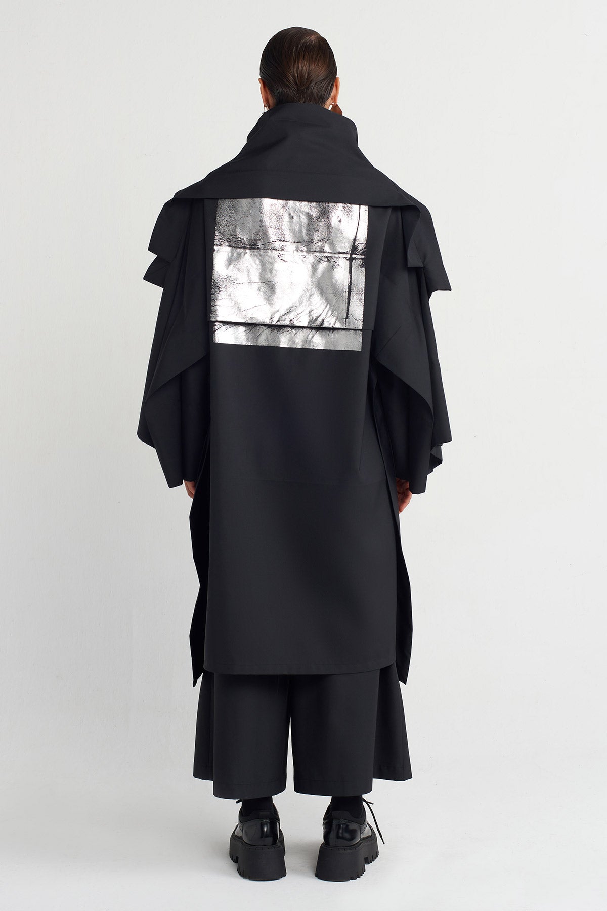 Siyah Metalik Detaylı Katmanlı Trençkot-K255015004