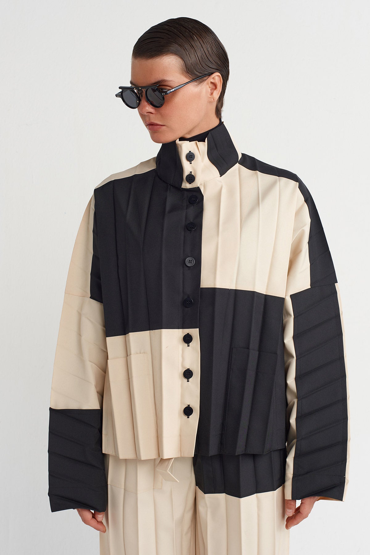 Natur/Black Color Block Pleated Jacket-K255015006