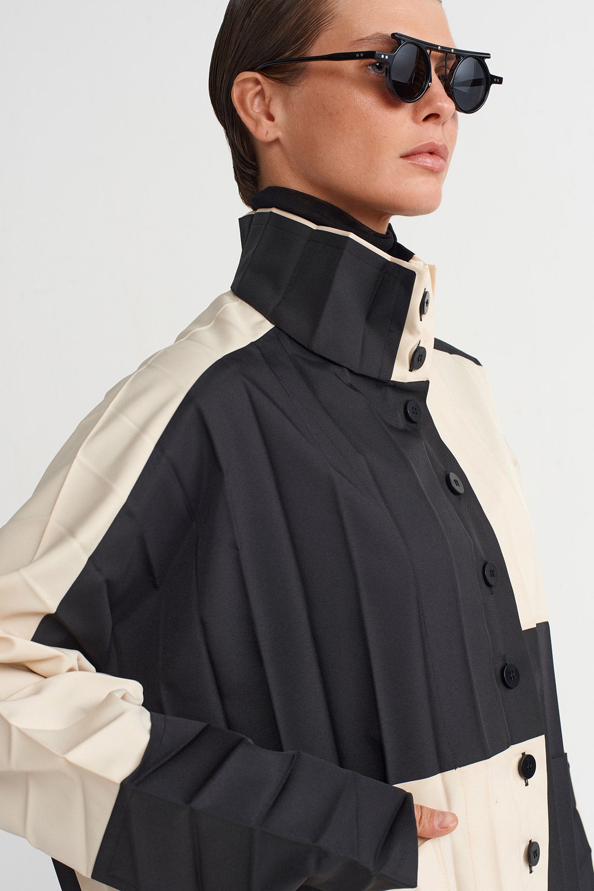 Natur/Black Color Block Pleated Jacket-K255015006