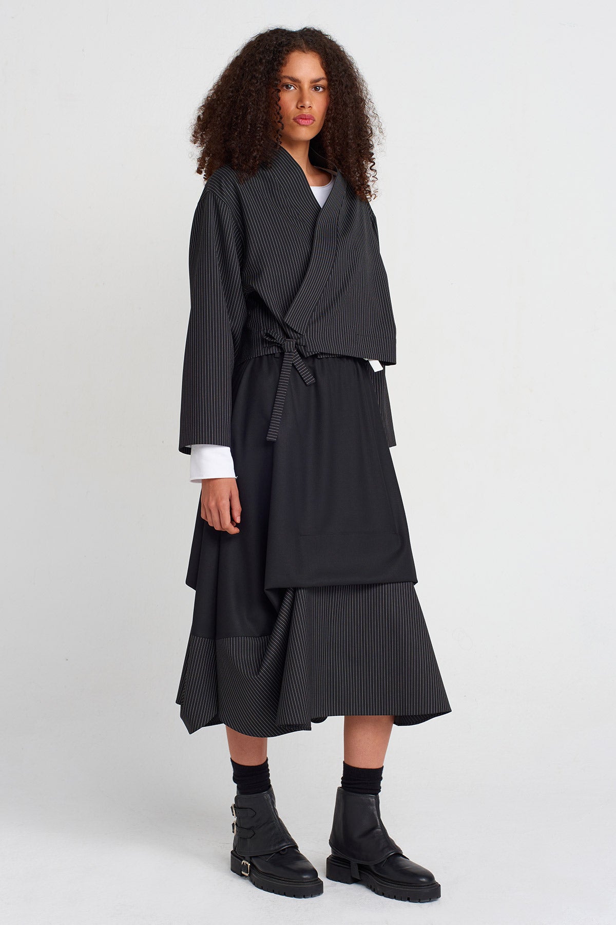 Siyah Çizgili Kruvaze Kapama Kısa Ceket -K255015044