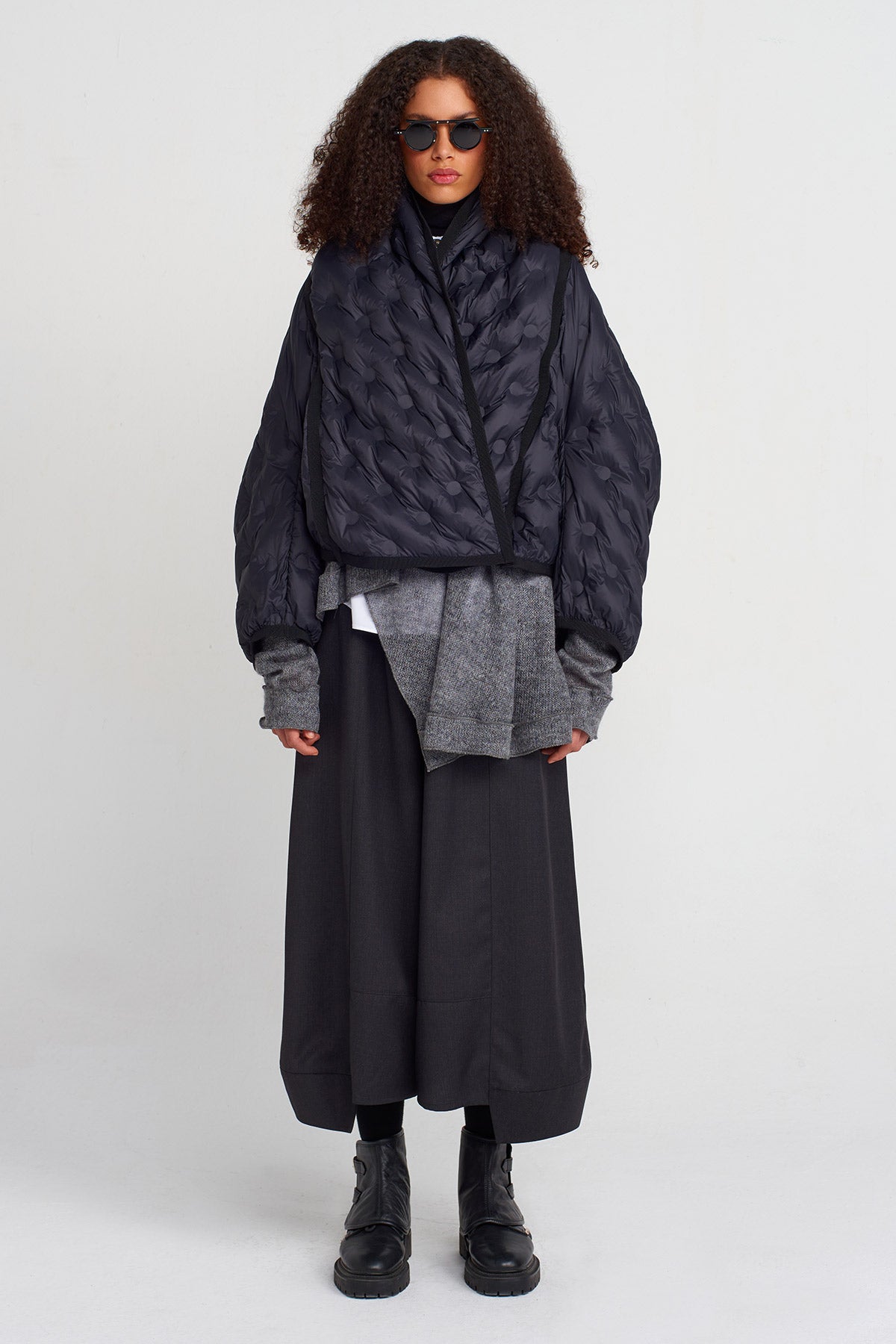 جاكيت بومبر قصير مبطن باللون الأسود - K255015046