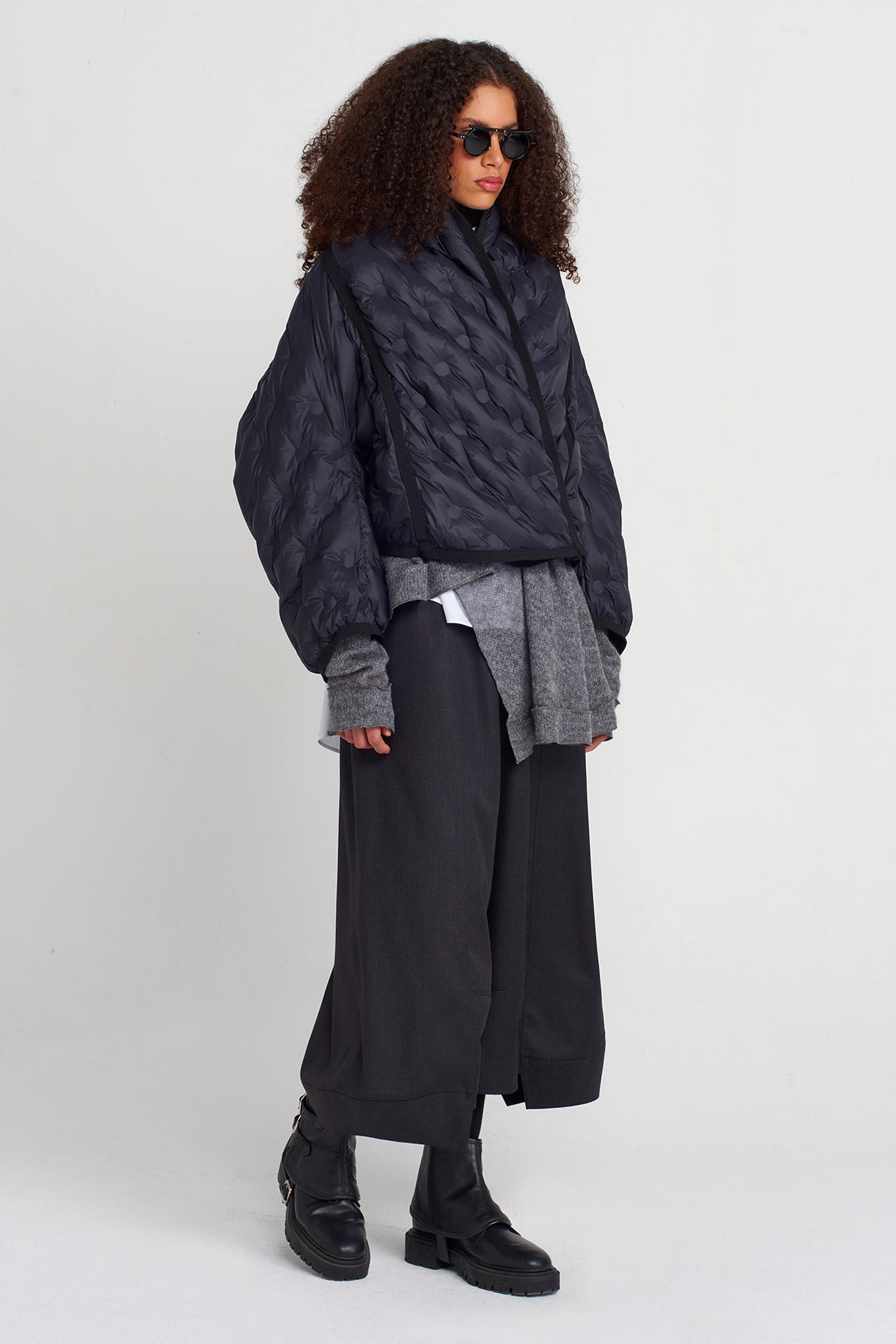 جاكيت بومبر قصير مبطن باللون الأسود - K255015046