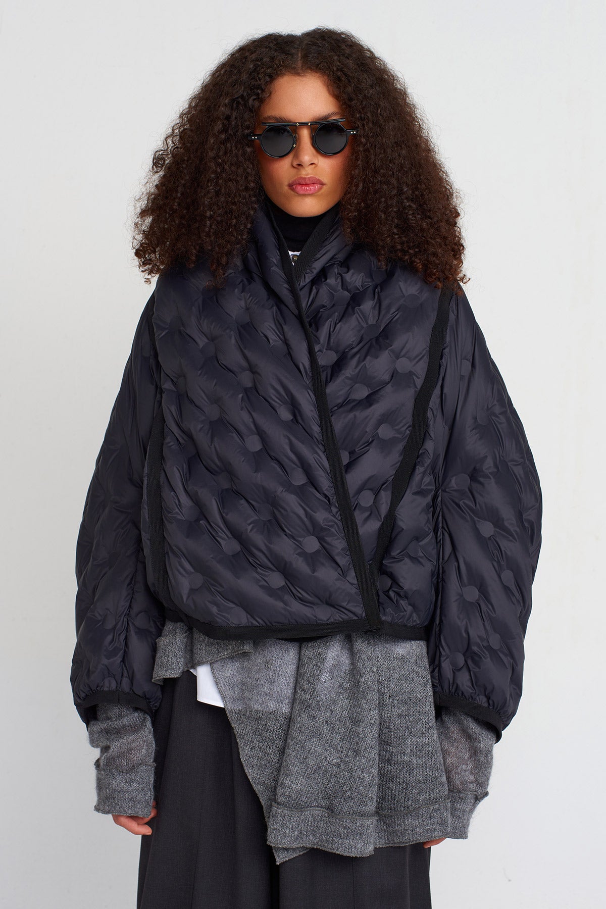 جاكيت بومبر قصير مبطن باللون الأسود - K255015046