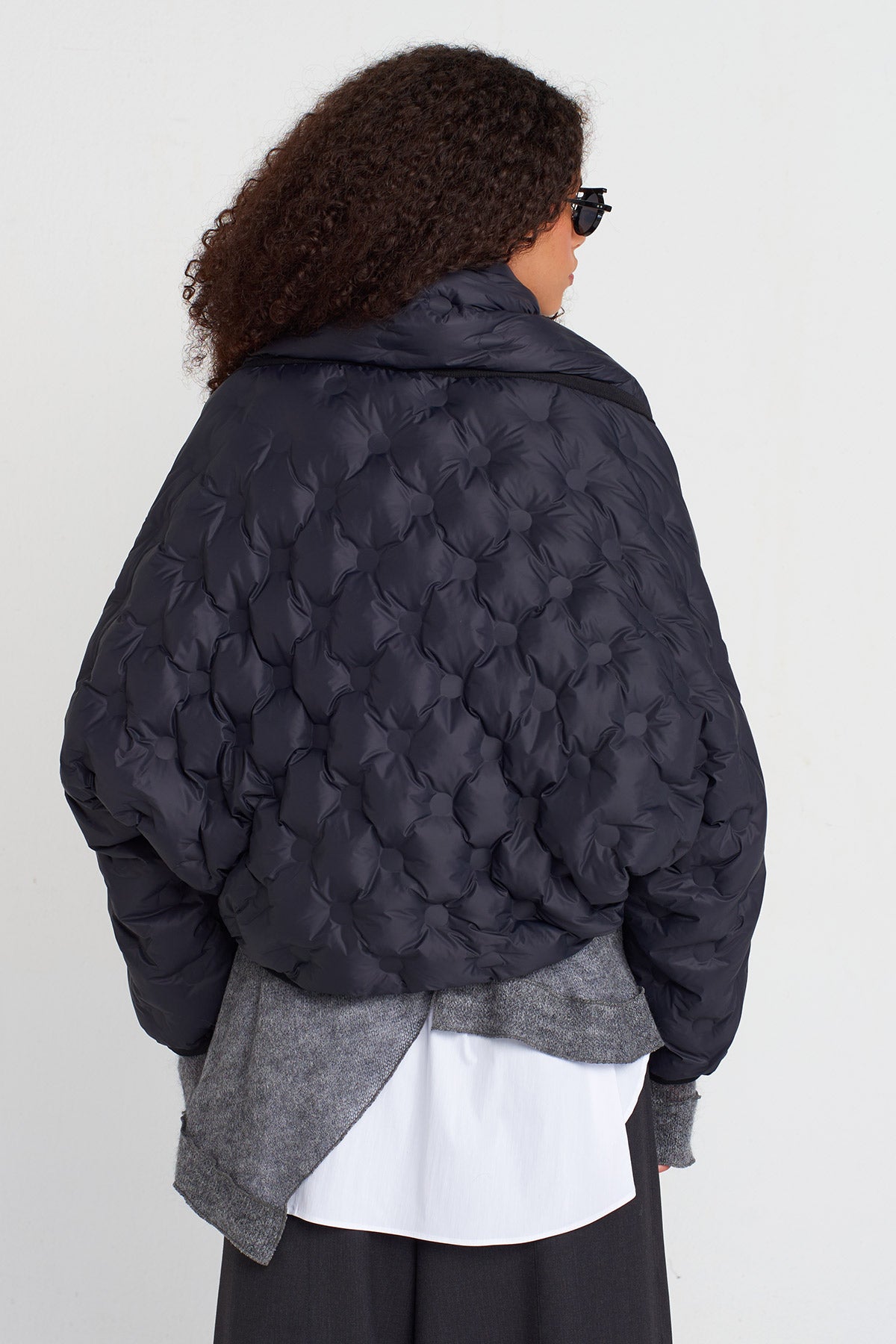 جاكيت بومبر قصير مبطن باللون الأسود - K255015046