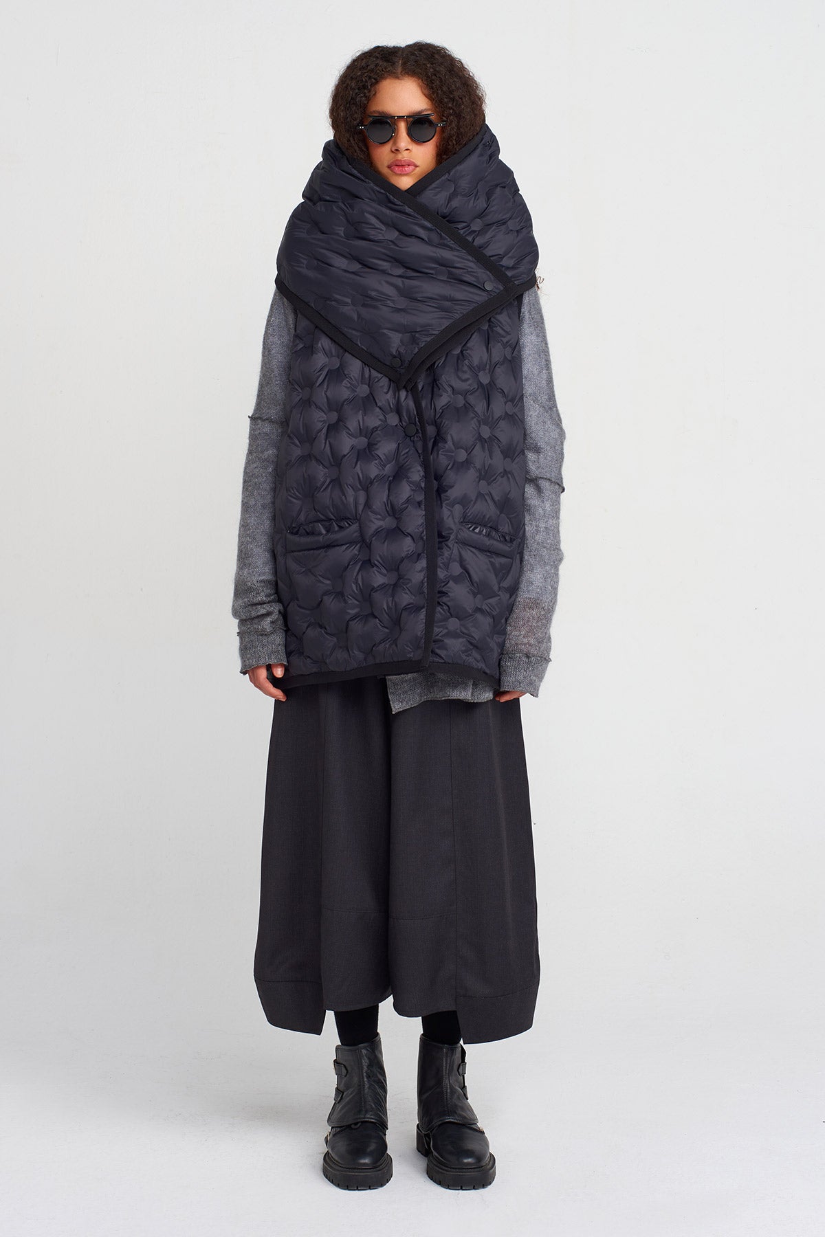 سترة سوداء مبطنة بياقة كبيرة وتفاصيل - K255015047