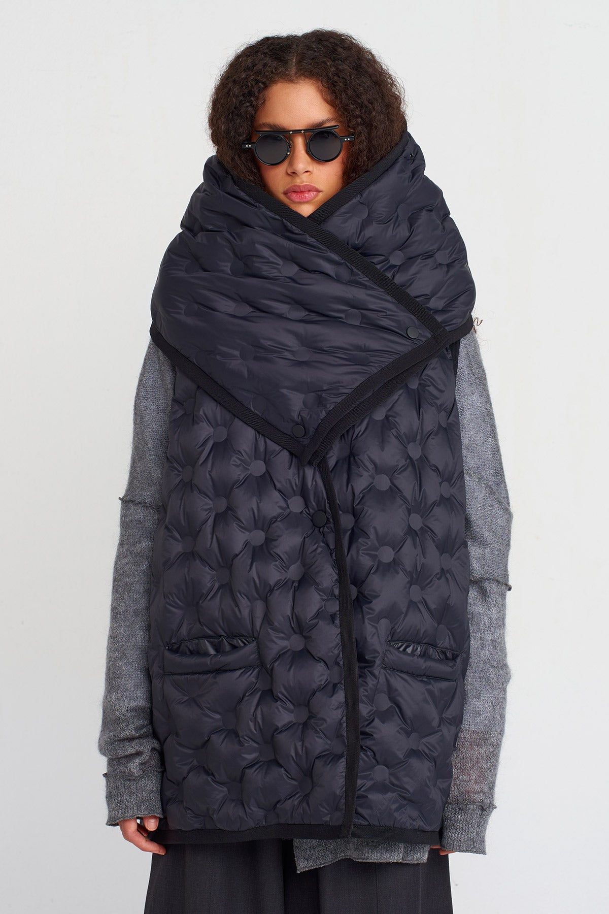 سترة سوداء مبطنة بياقة كبيرة وتفاصيل - K255015047