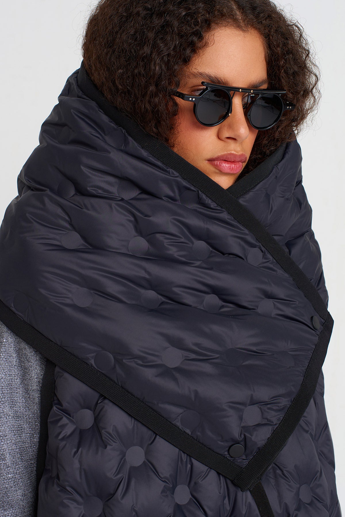 سترة سوداء مبطنة بياقة كبيرة وتفاصيل - K255015047