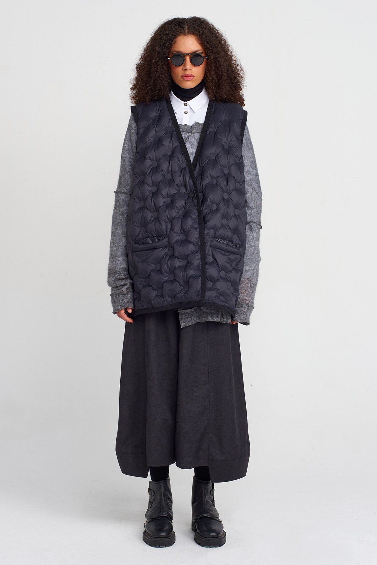 سترة سوداء مبطنة بياقة كبيرة وتفاصيل - K255015047