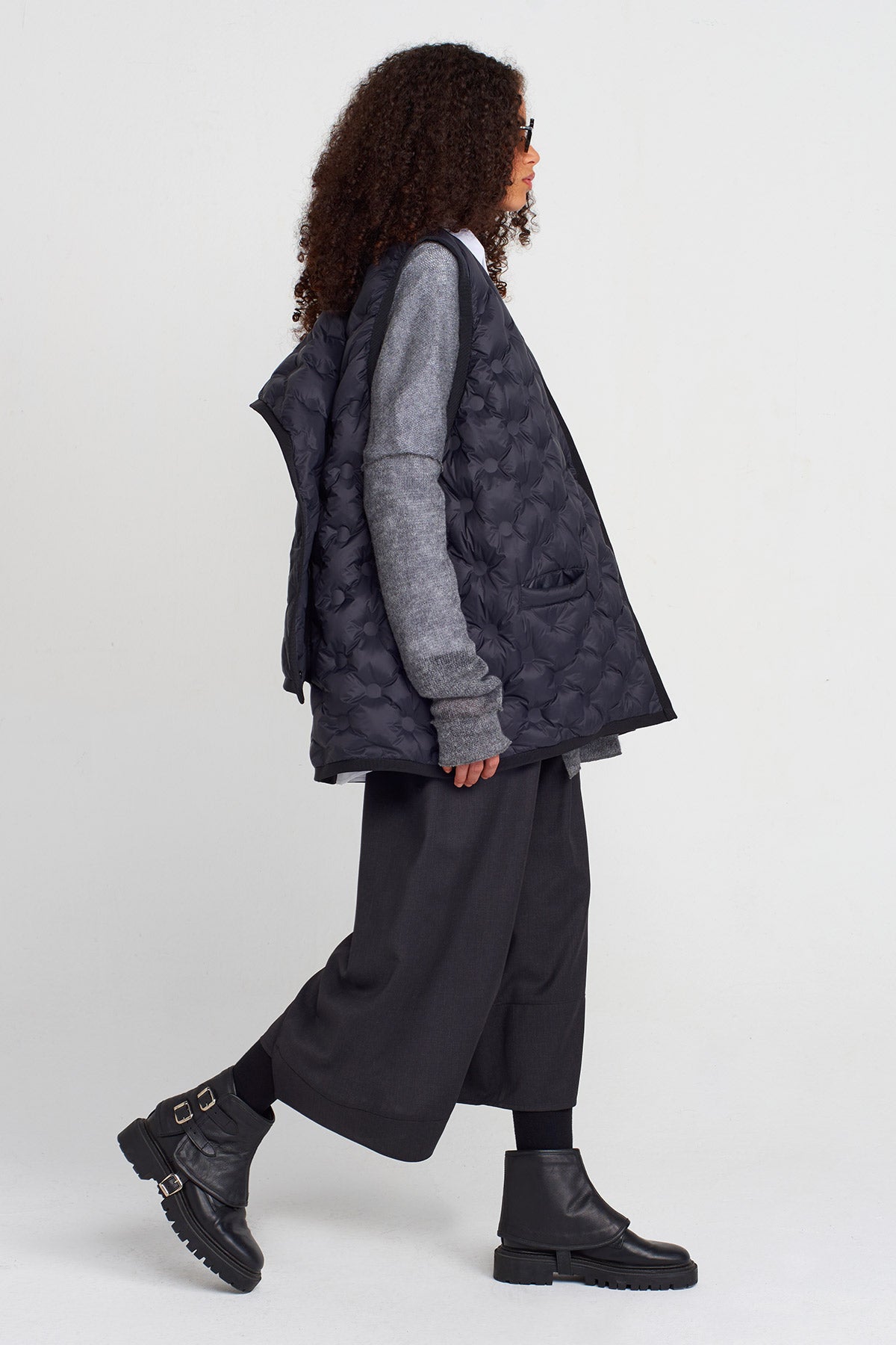 سترة سوداء مبطنة بياقة كبيرة وتفاصيل - K255015047