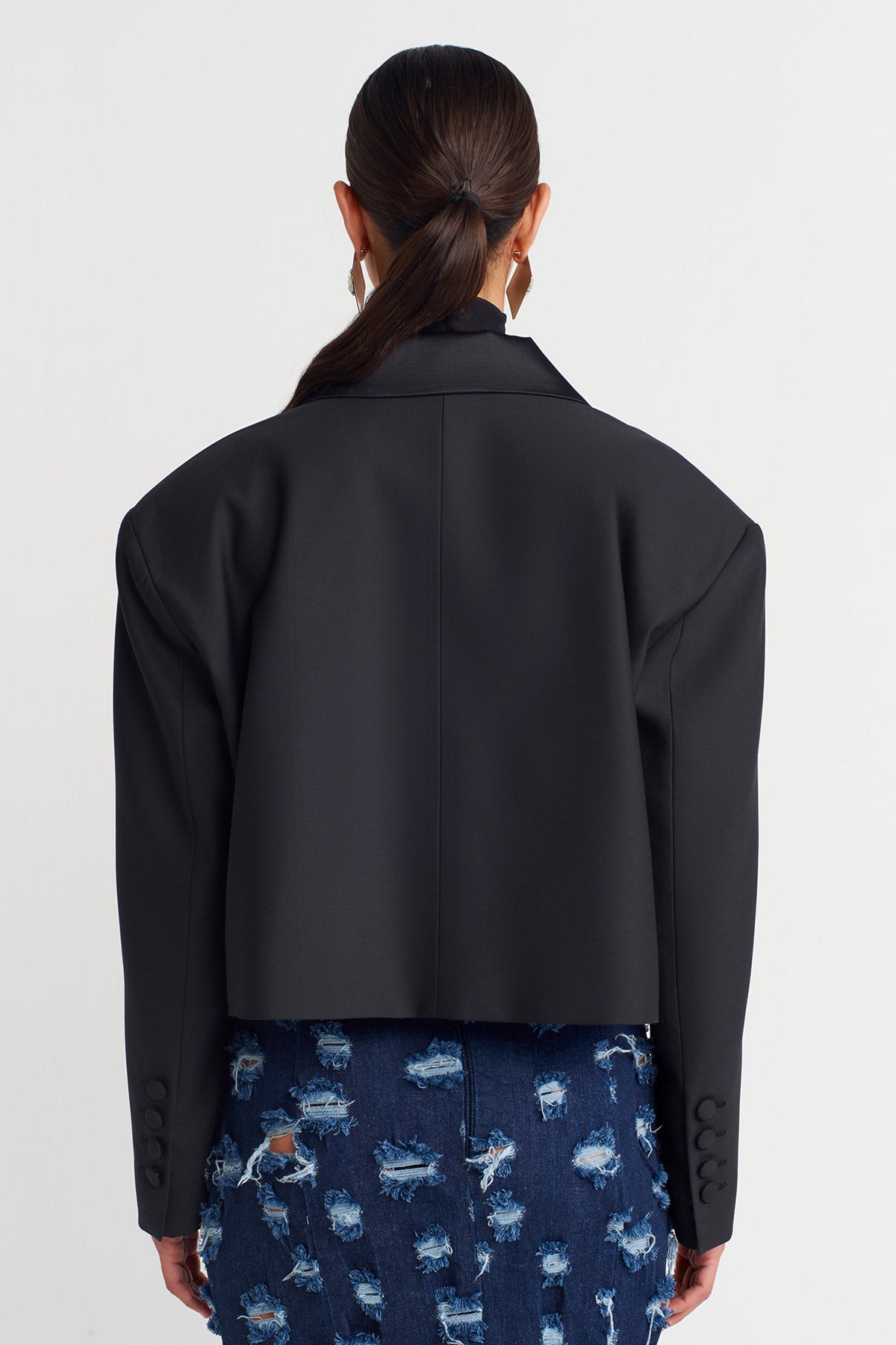 Siyah Yakası Broşlu Crop Blazer Ceket-K255015084