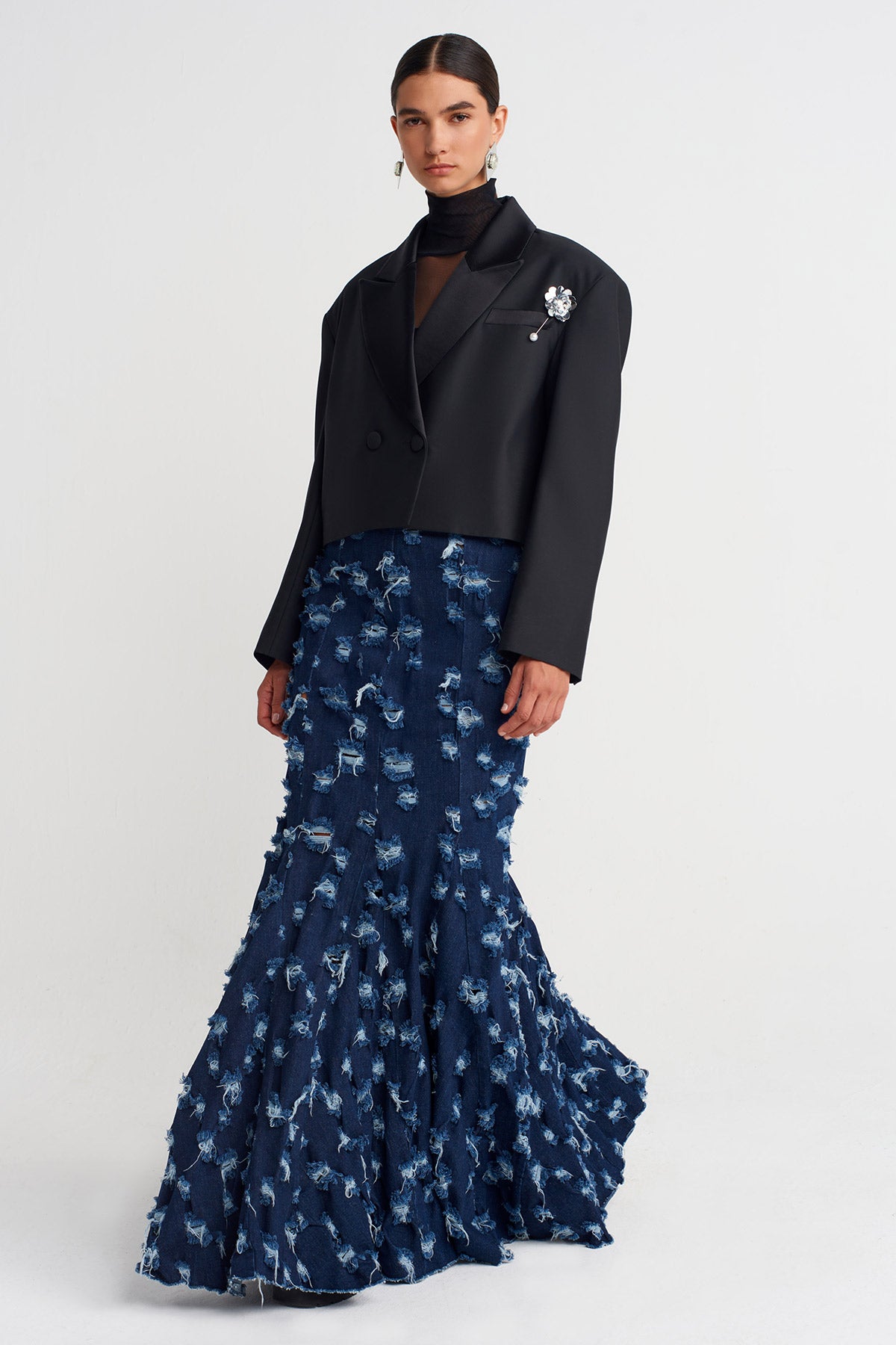 Siyah Yakası Broşlu Crop Blazer Ceket-K255015084