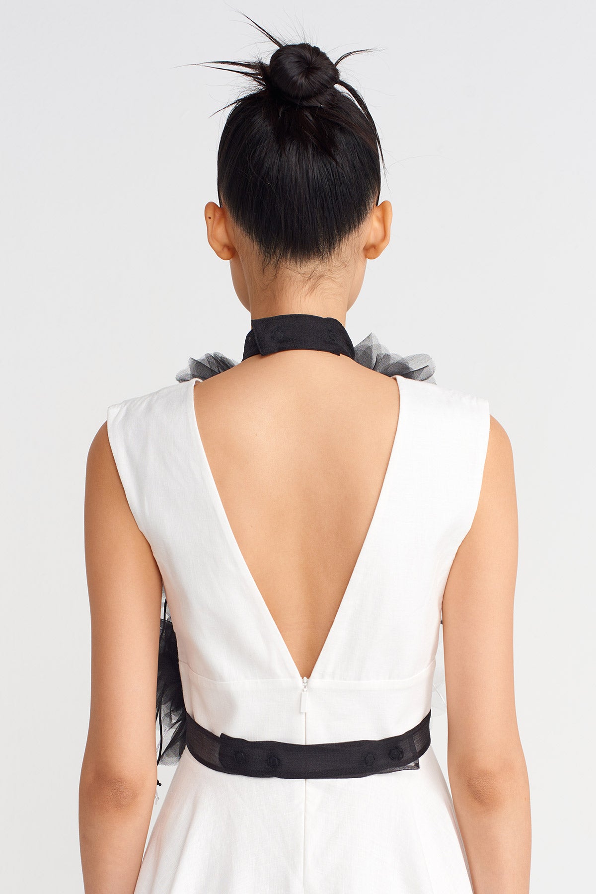 Siyah / Beyaz Organze Çiçek Detaylı Boyunluk-K256016011