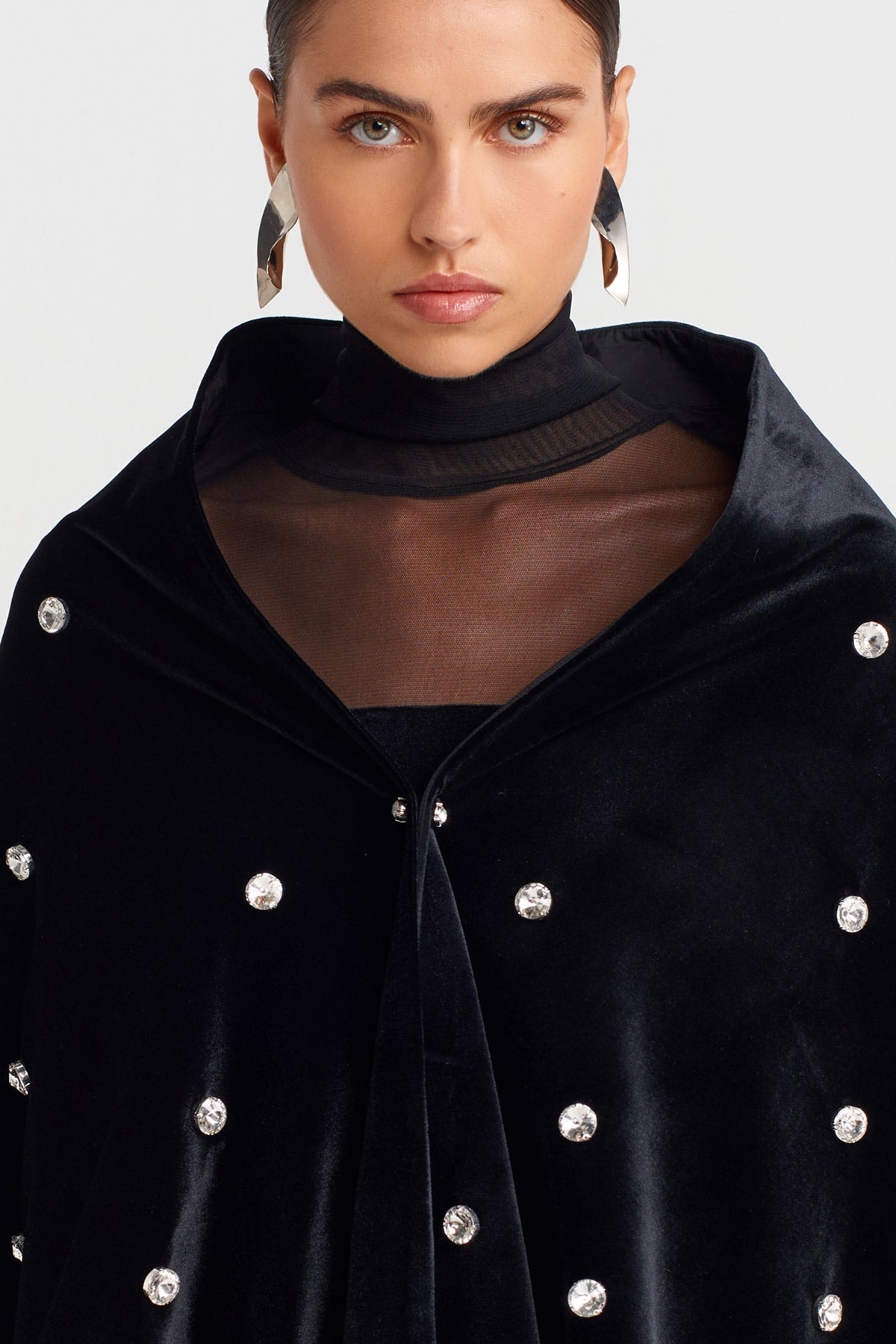 شال مخملي مطرز بشراشيب من الحجر الأسود - K256016013