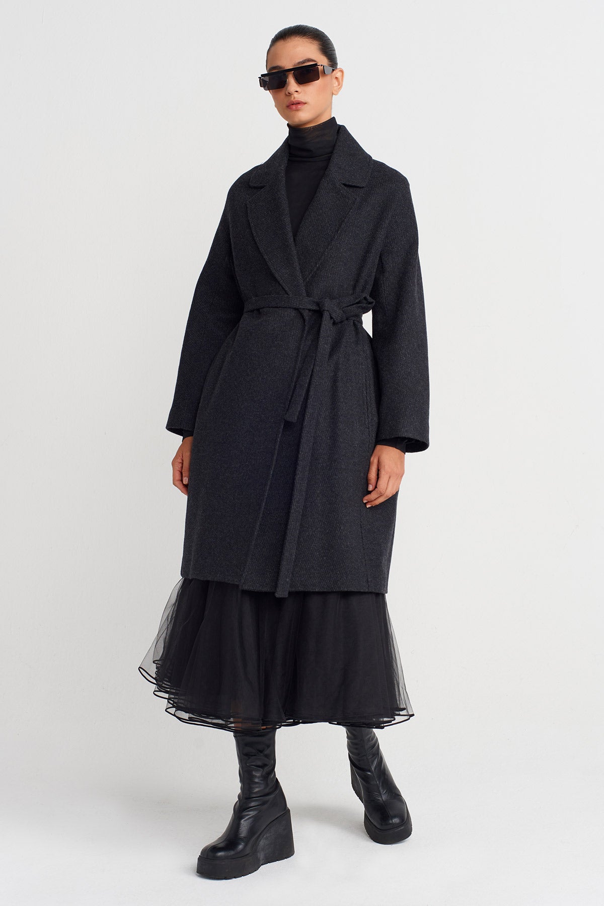 معطف طويل أسود/أبيض برباط حول الخصر-K257017010