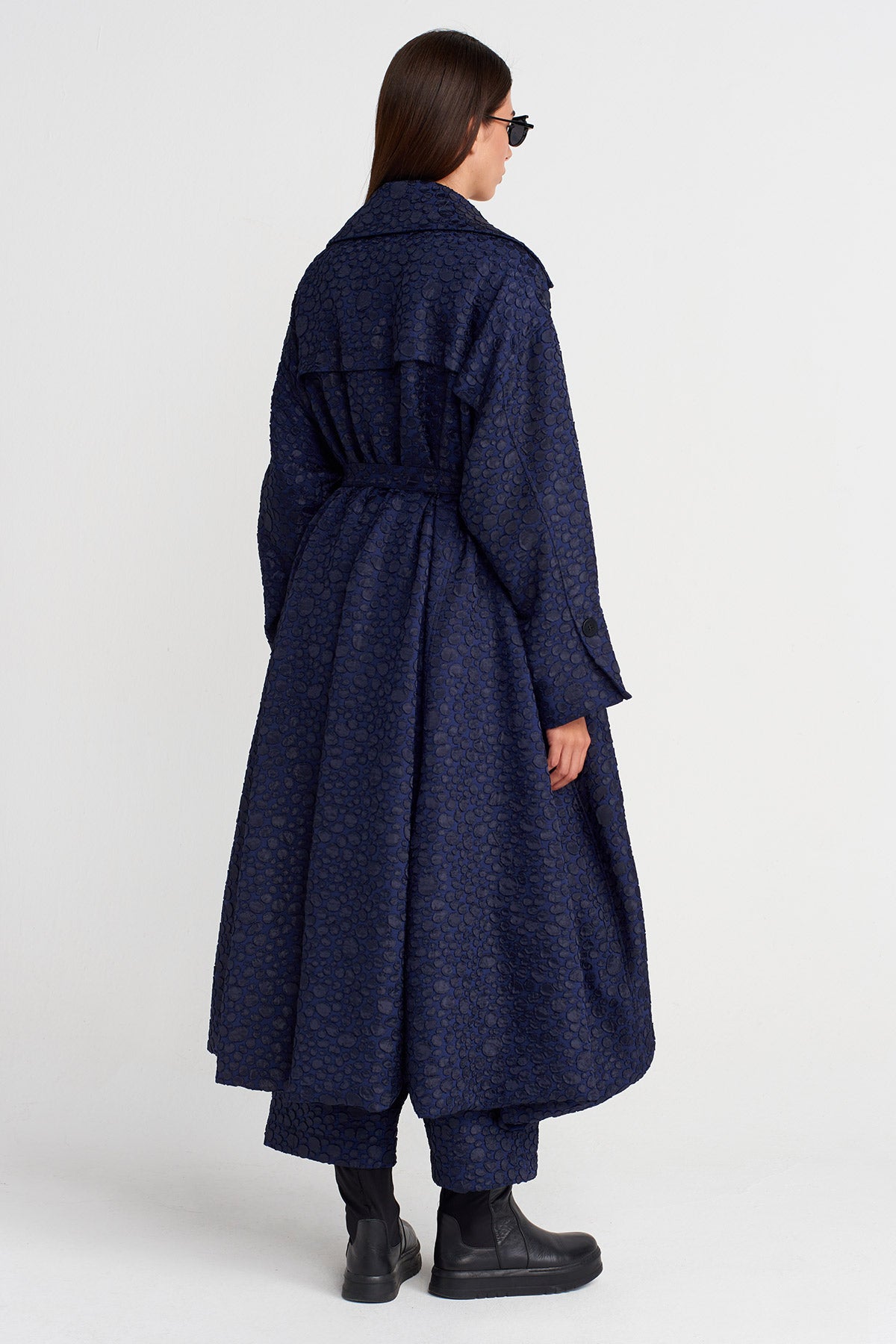 معطف ترنش كبير الحجم بحزام من الجاكار أرجواني اللون - K257017019