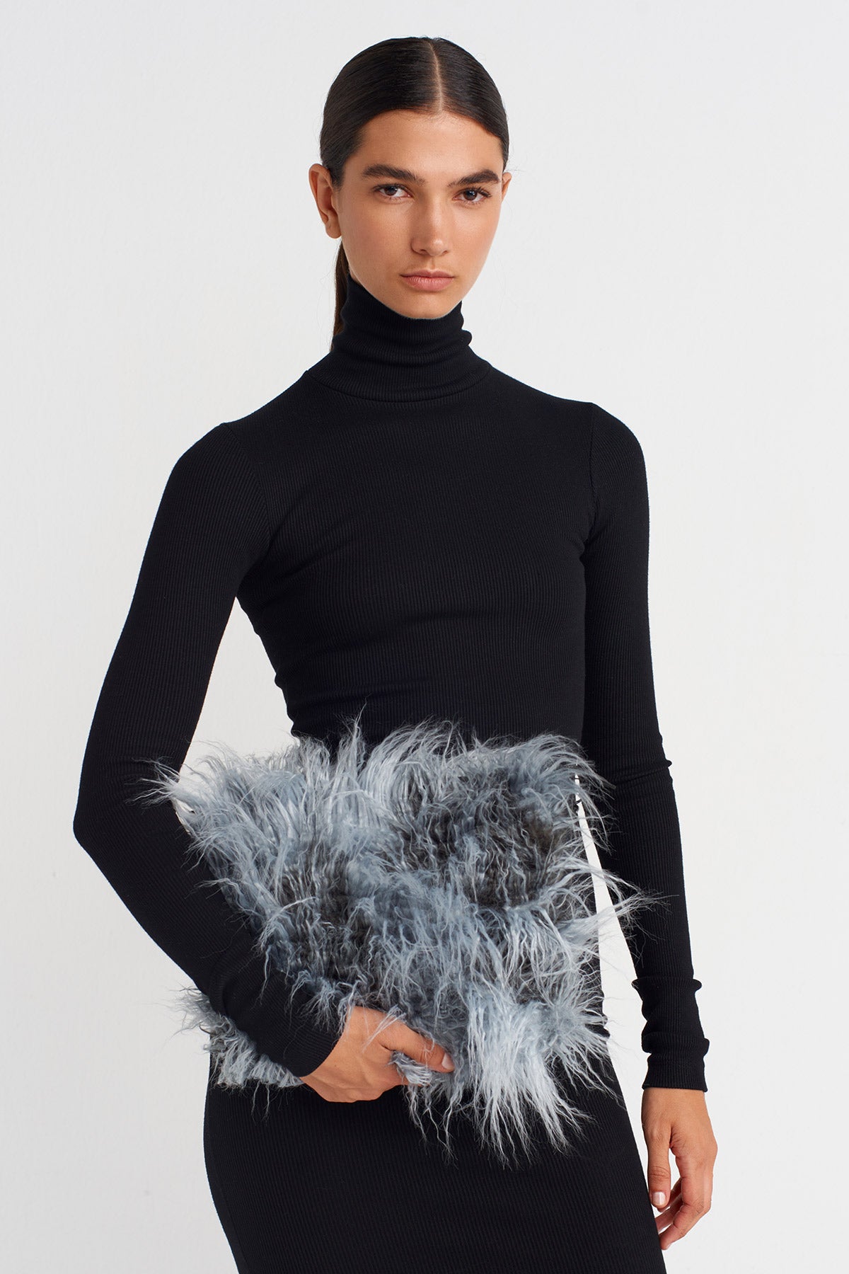 حقيبة كتف قطيفة باللونين الأبيض والأسود - K258018013