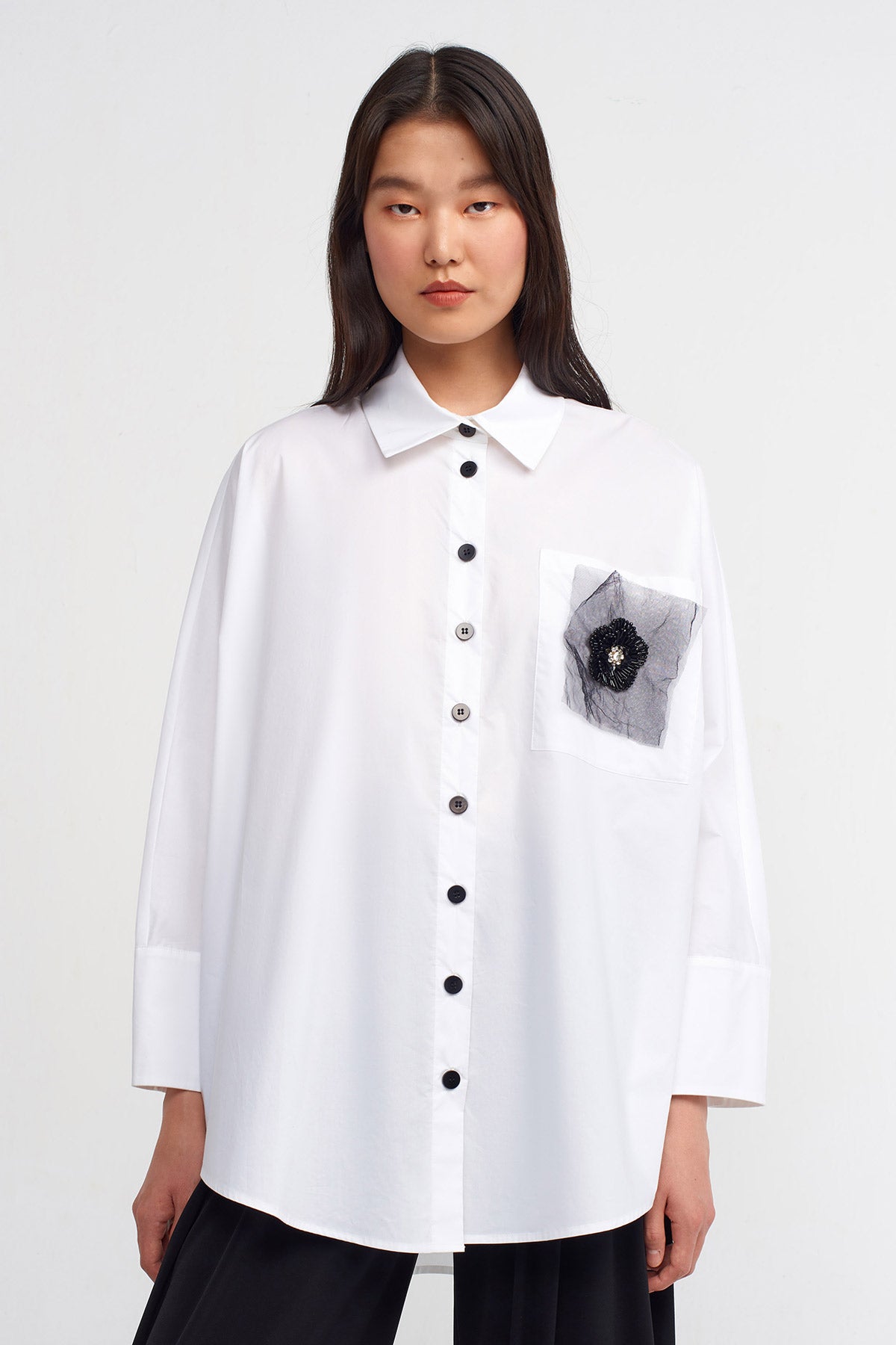 Kırık Beyaz Cebi İşlemeli Şık Gömlek-Y241011051