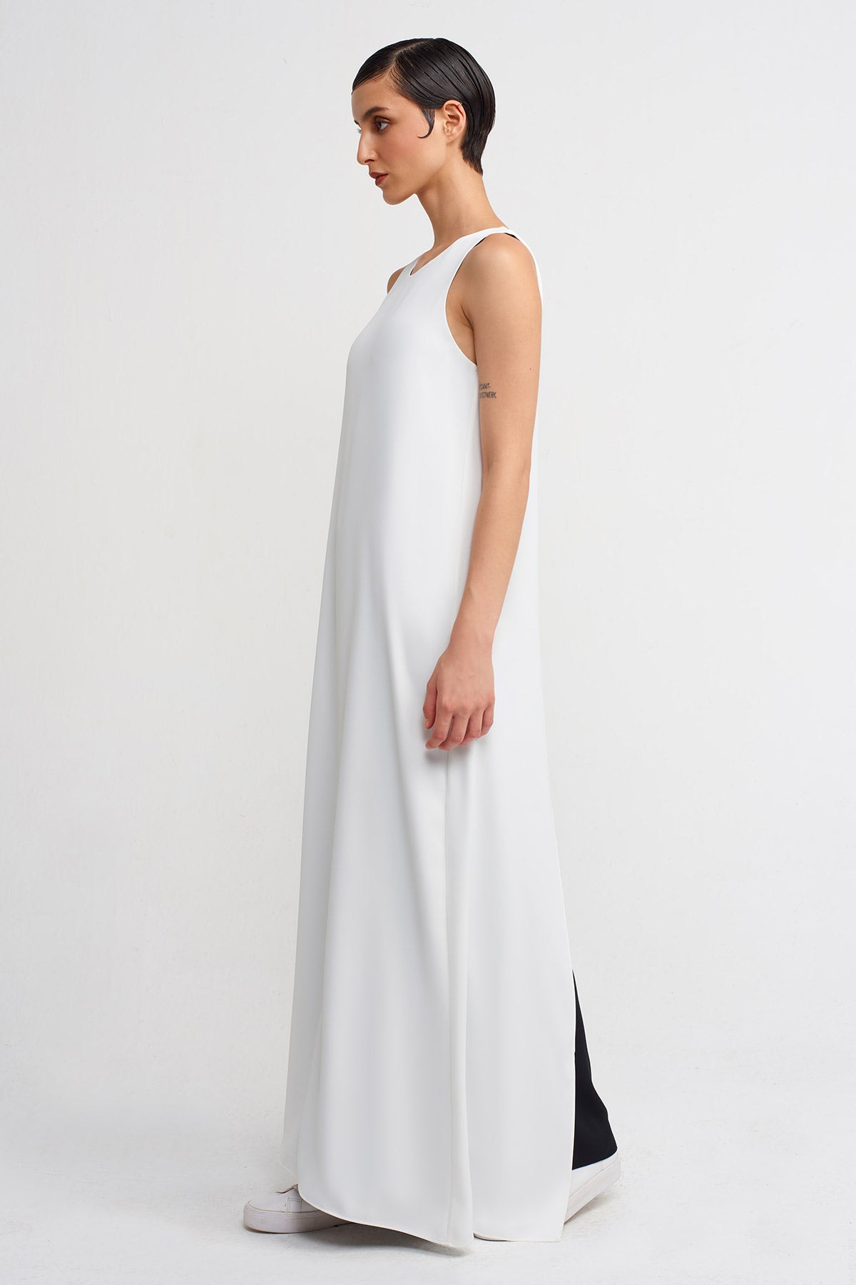 Beyaz / Siyah Arkası Derin Yırtmaçlı Uzun Elbise-Y244014017