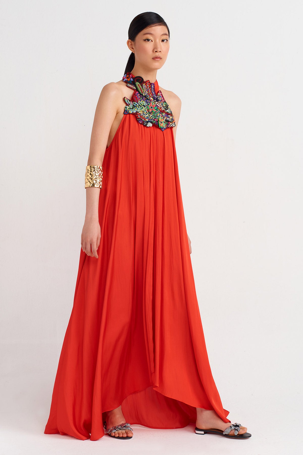 Kırmızı Yakası İşlemeli Saten Uzun Şık Elbise-Y244014123