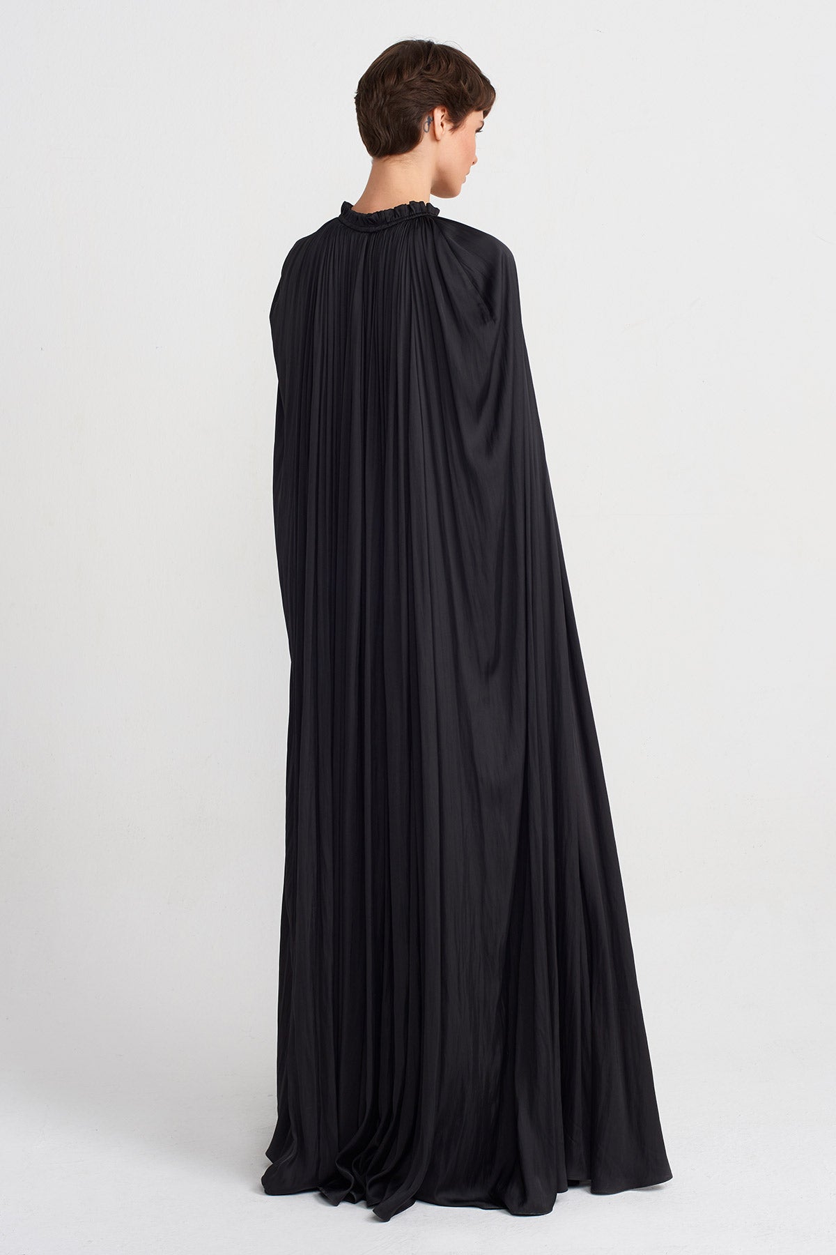Siyah Pelerin Detaylı Uzun Şık Elbise-Y244014130