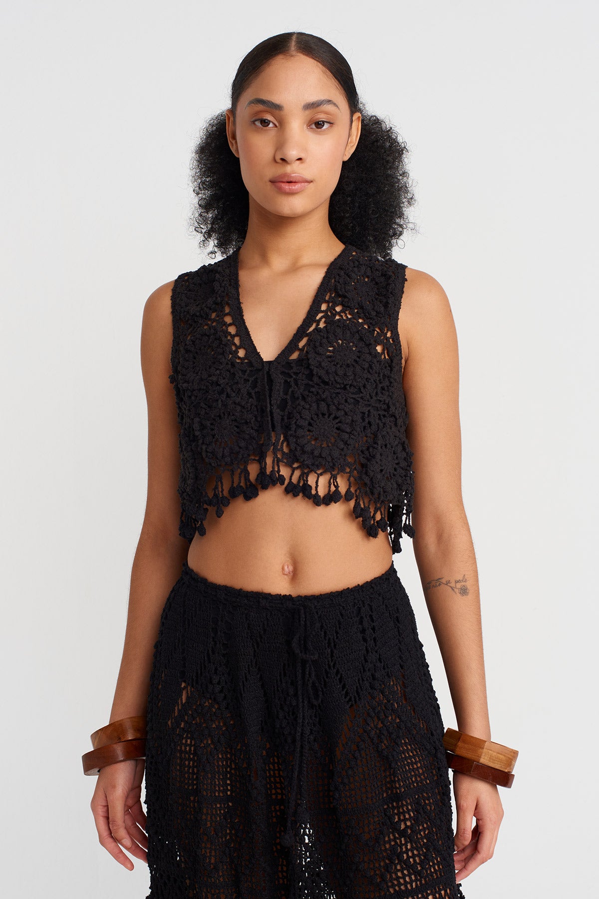 بلوزة محبوكة منقوشة باللون الأسود - Y251011116