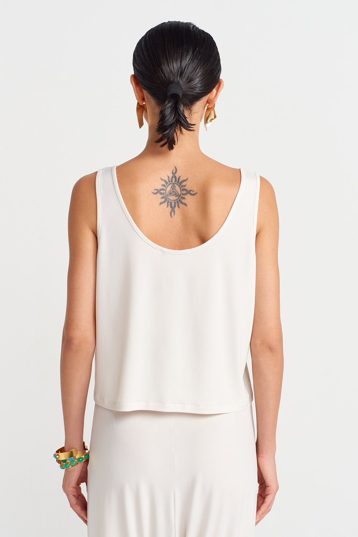 قميص جيرسي قصير فضفاض بلون البيج الفاتح - Y251011121