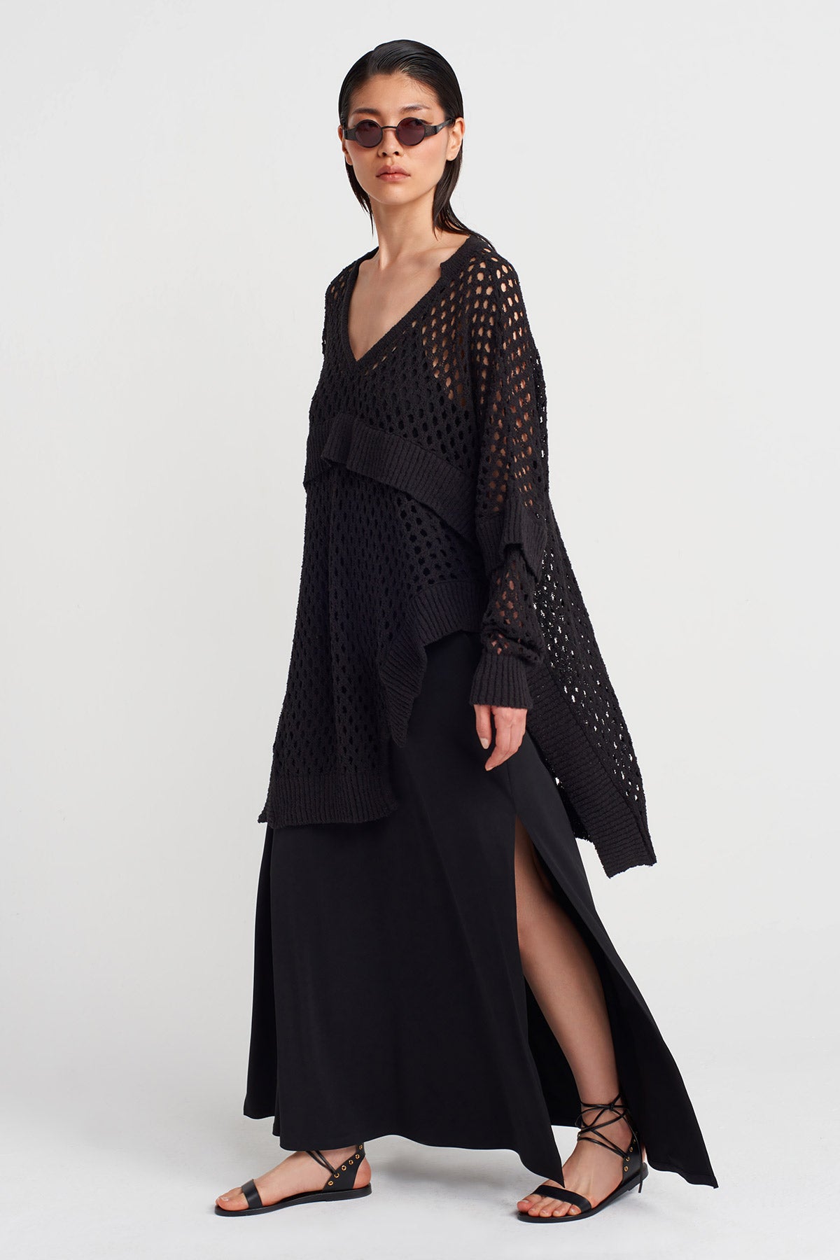 Black Asymmetric Cut Knitted Sweater-Y251011137